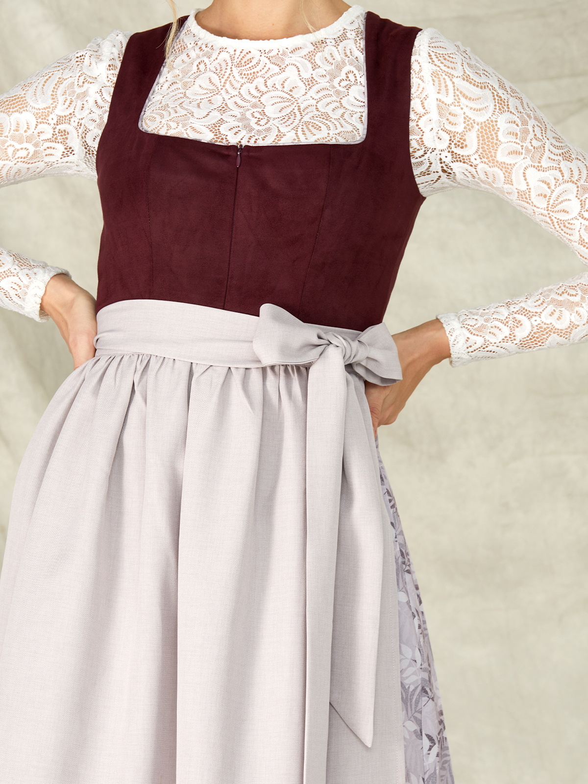 Dirndl in Lila mit altrosa Bluse
