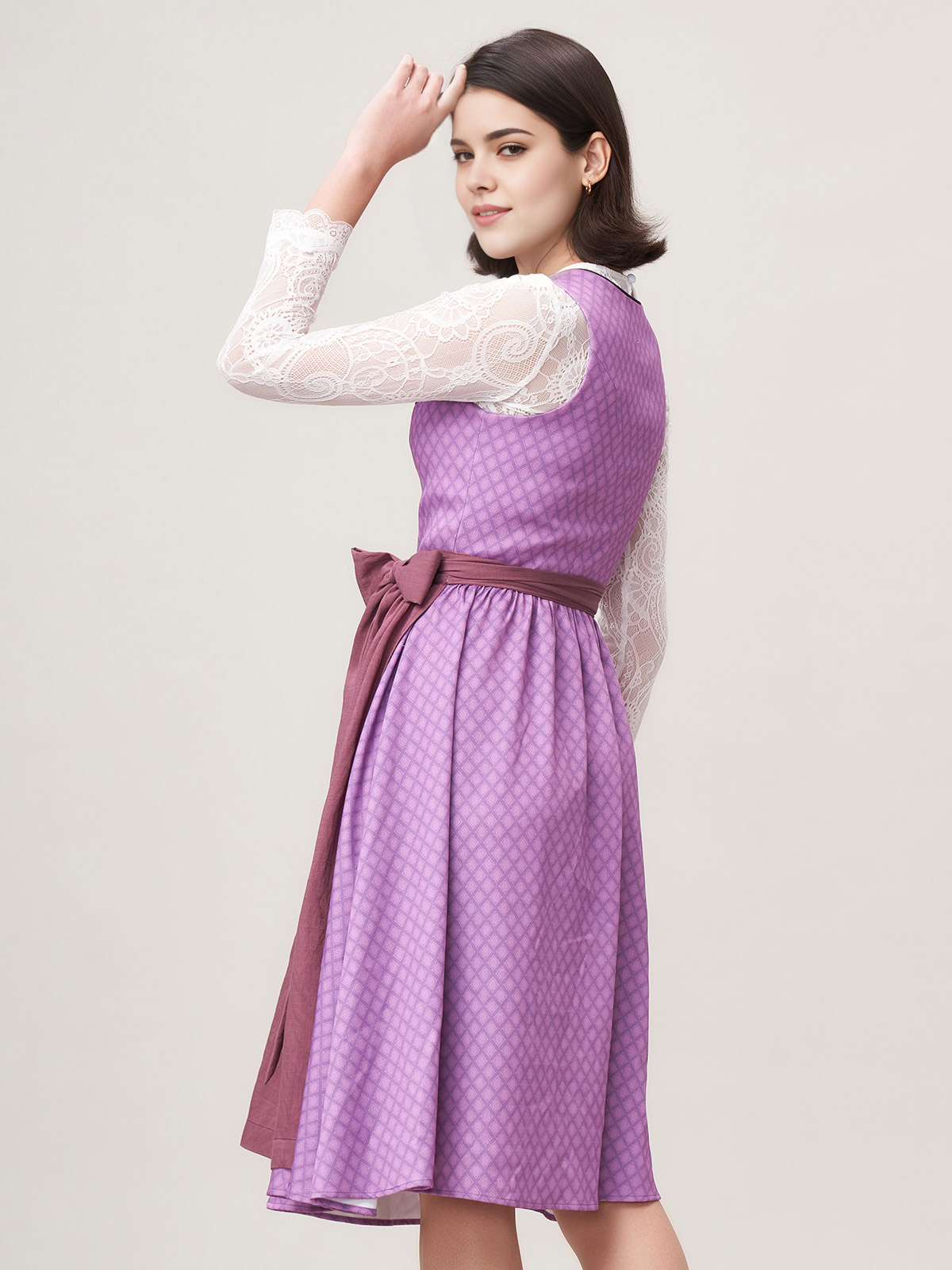 Modernes Dirndl in Lila – perfekt für stilvolle Anlässe