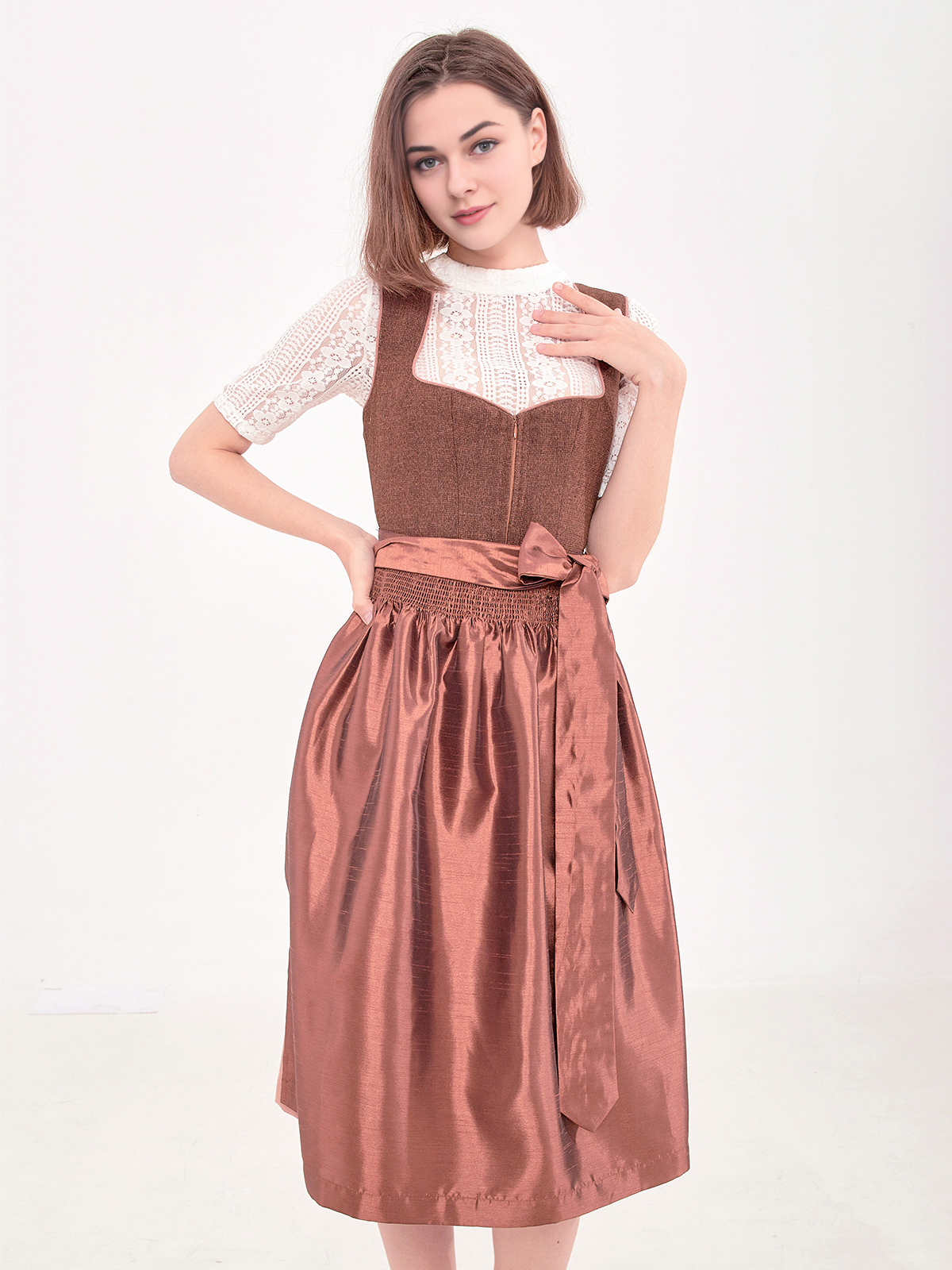 Dirndl mit Lochspitzen-Bluse