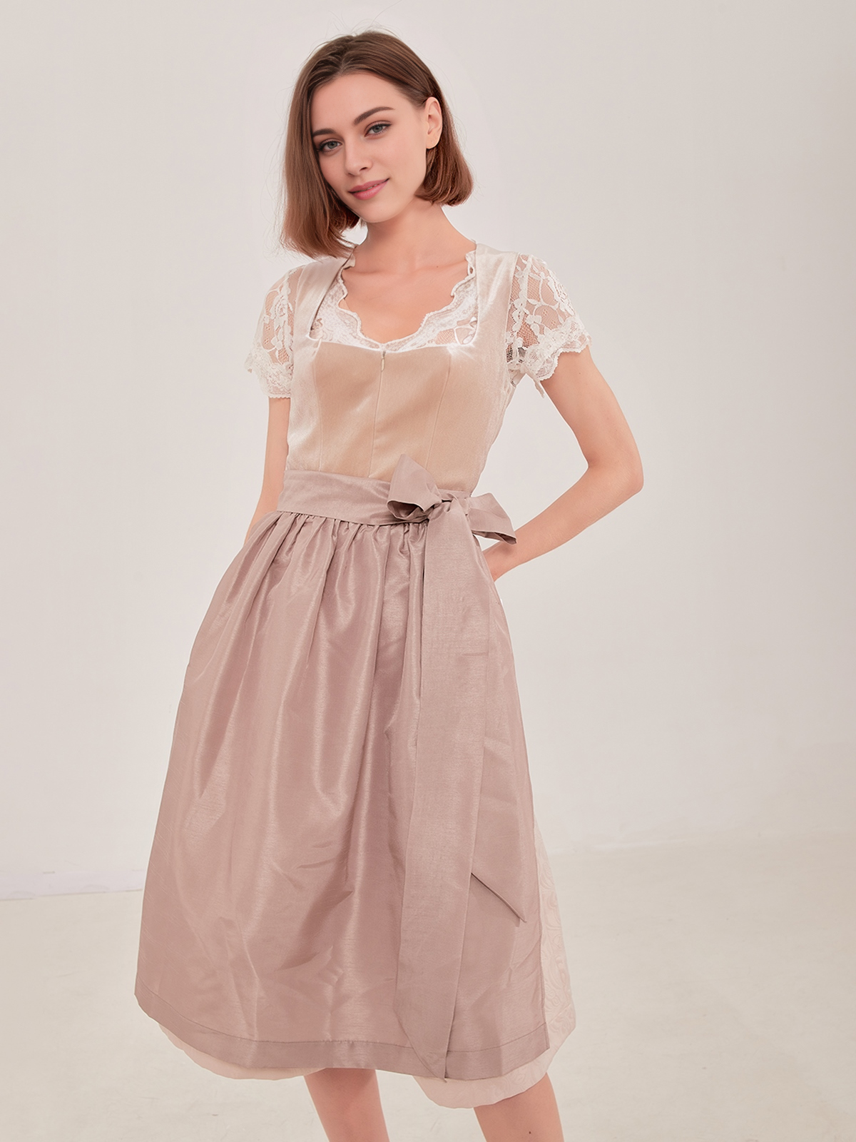 Ein elegantes grünes Dirndl mit traditioneller Schürze