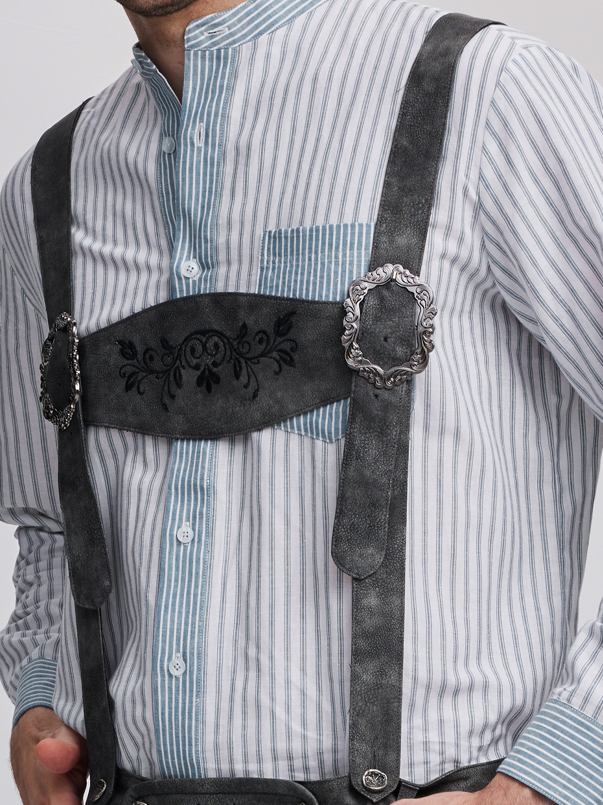 Dirndl mit Ausschnitt in Grau