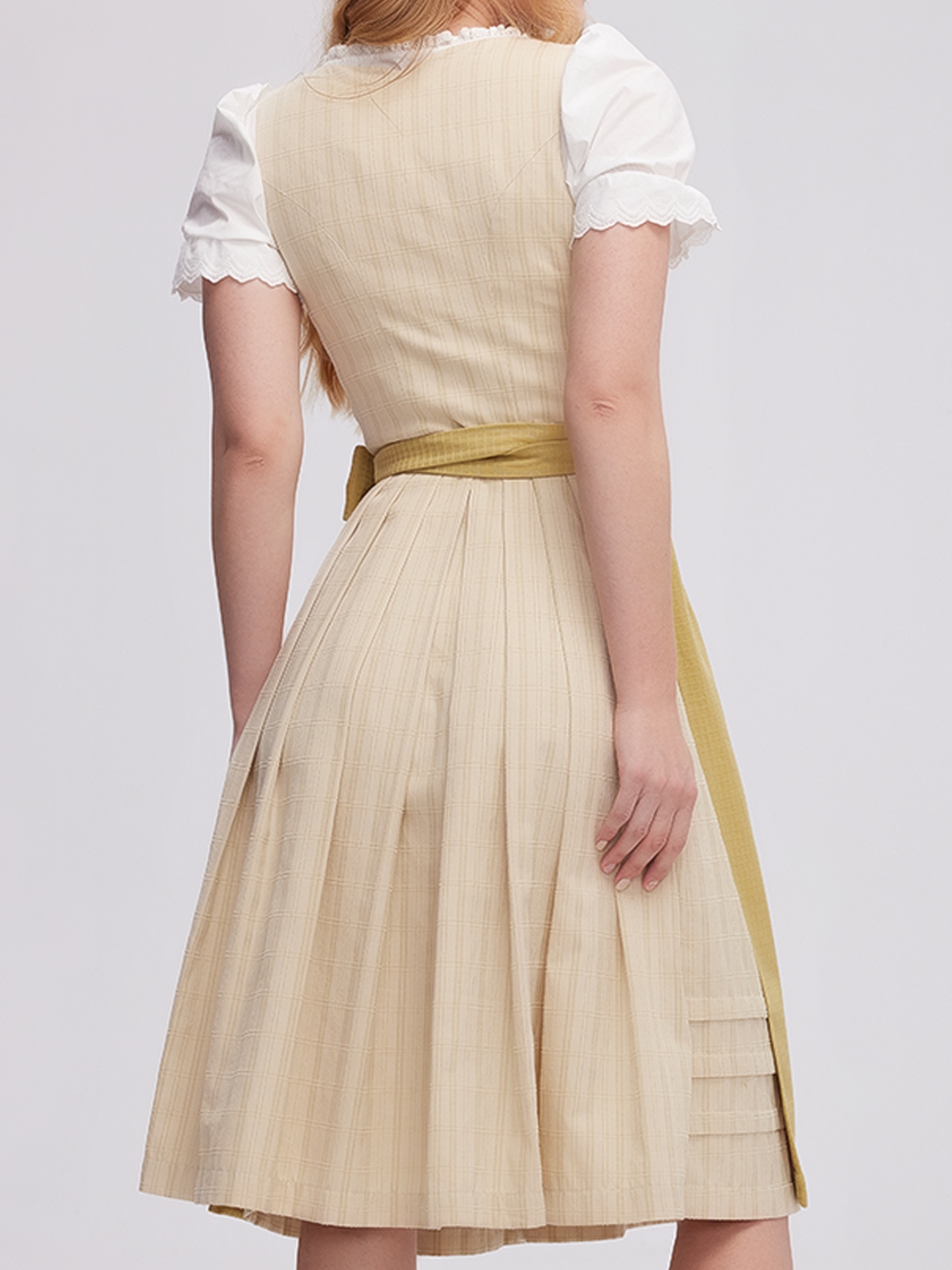 Modernes grünes Dirndl mit floralen Details