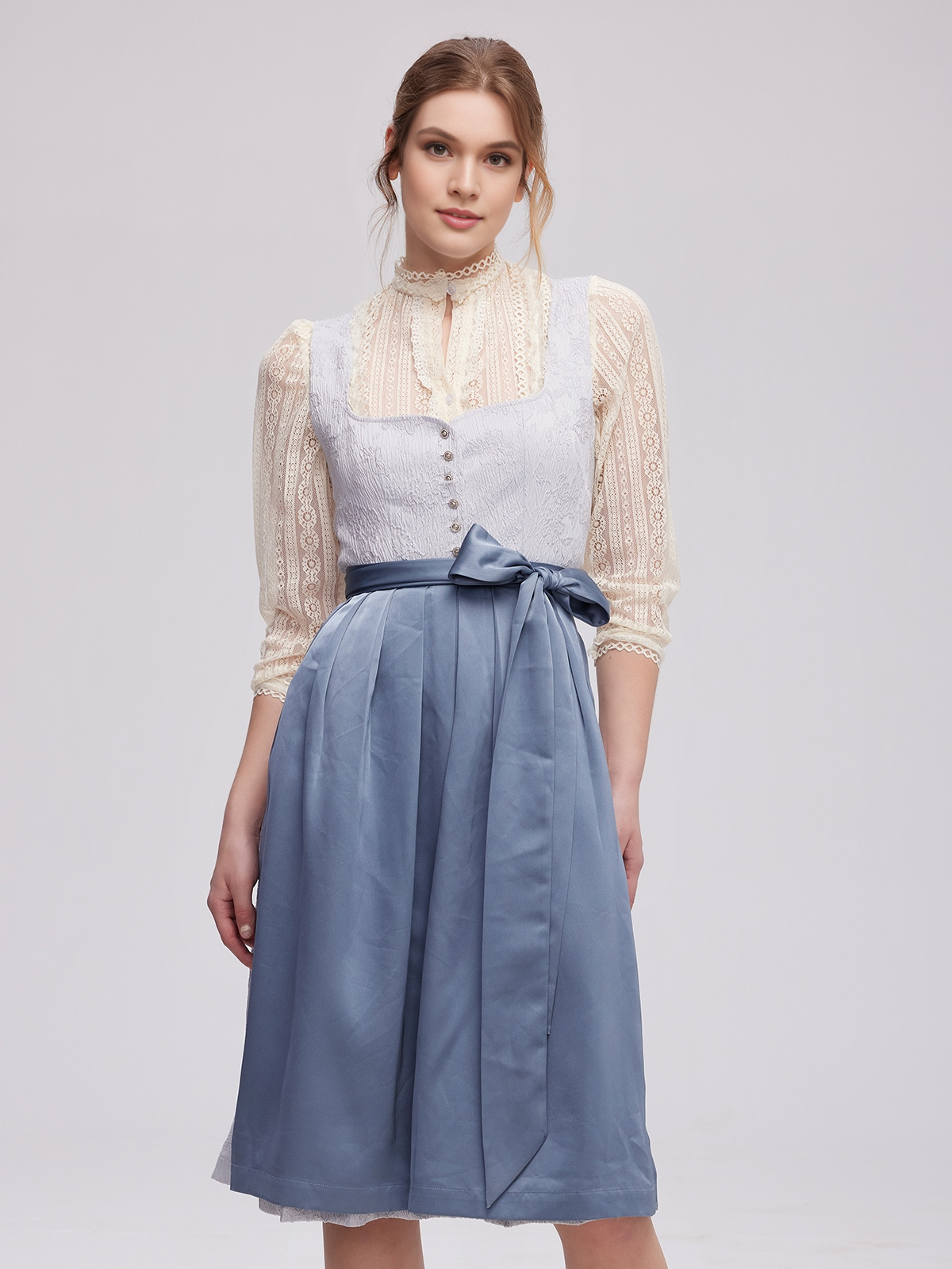 Dirndl in Blau mit Arm