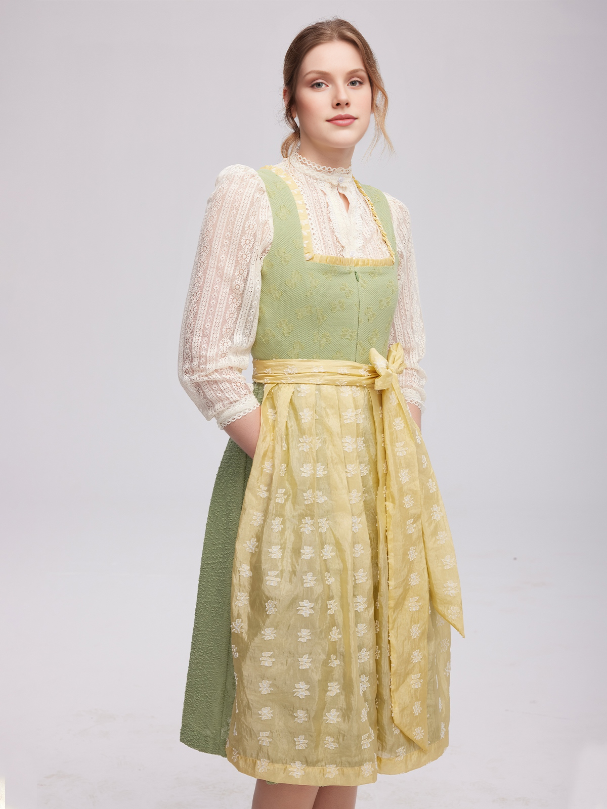 Dirndl in Grün mit traditionellen Details