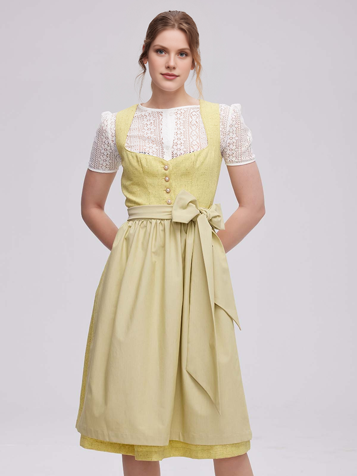 Ein elegantes braunes Dirndl mit goldener Verzierung