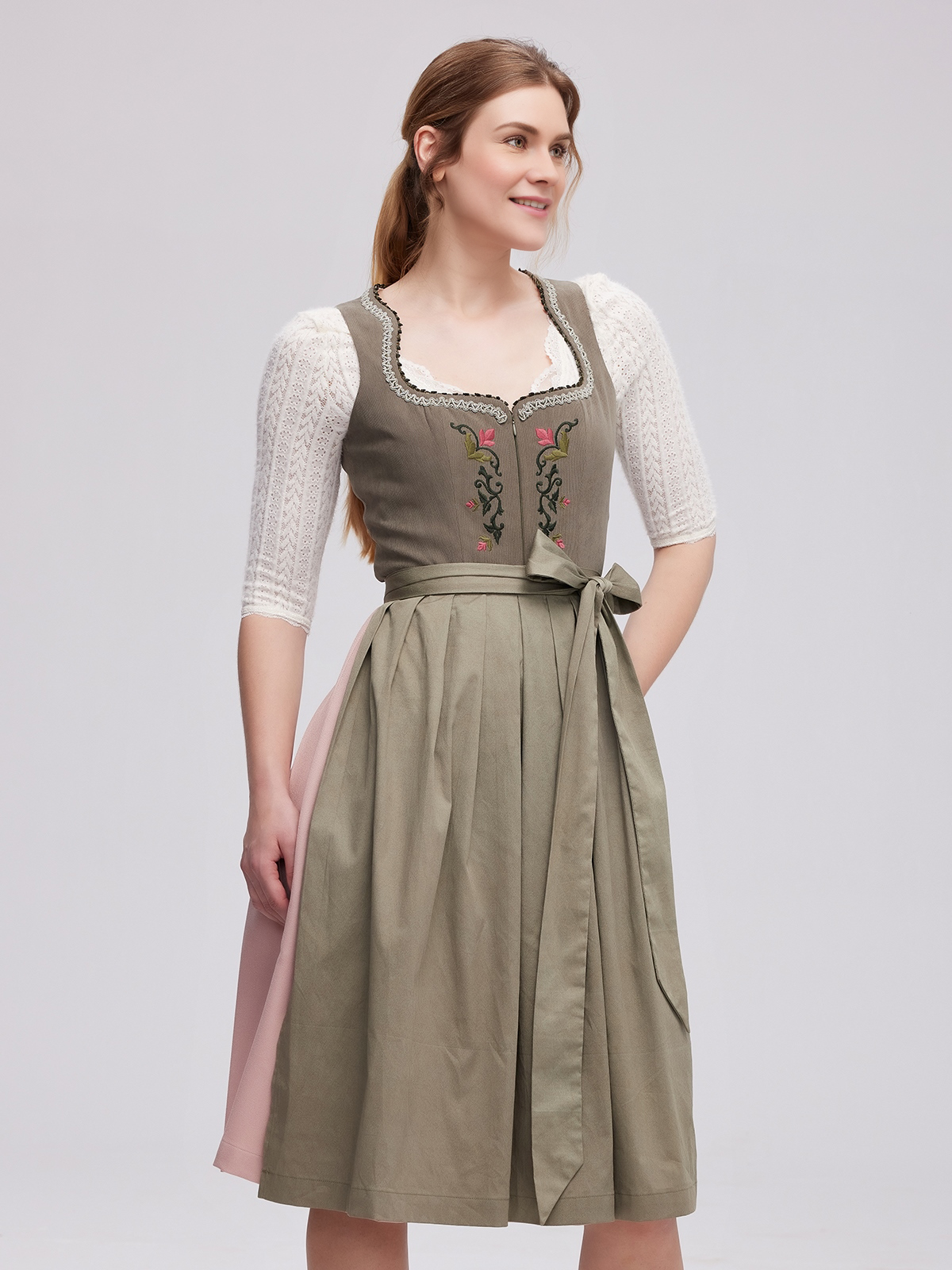 Dirndl beige grün auf einer Wiese