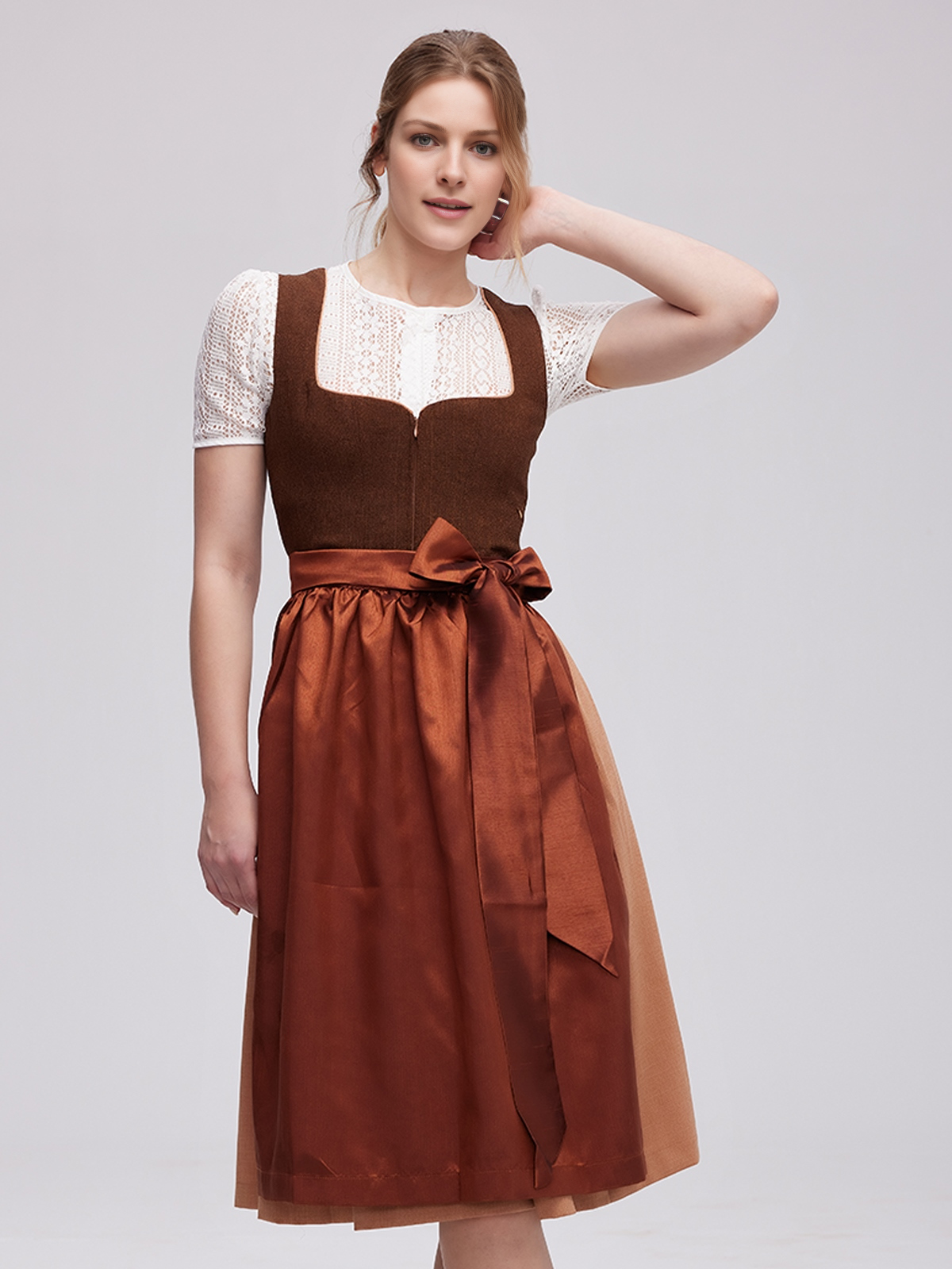 Dirndl in Braun mit Langarmbluse