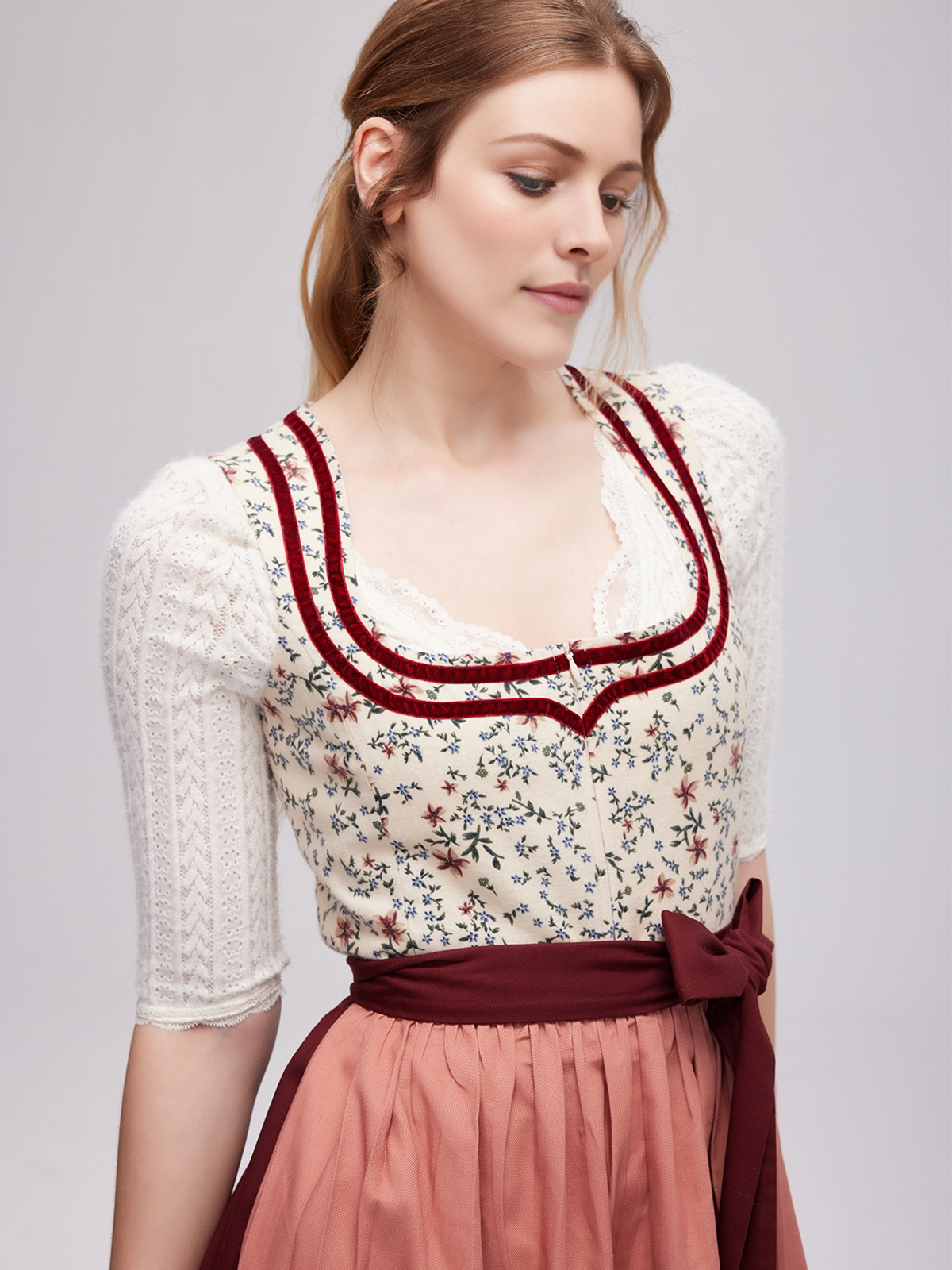 Dirndl in dunkelblau samt – ein zeitloses Statement