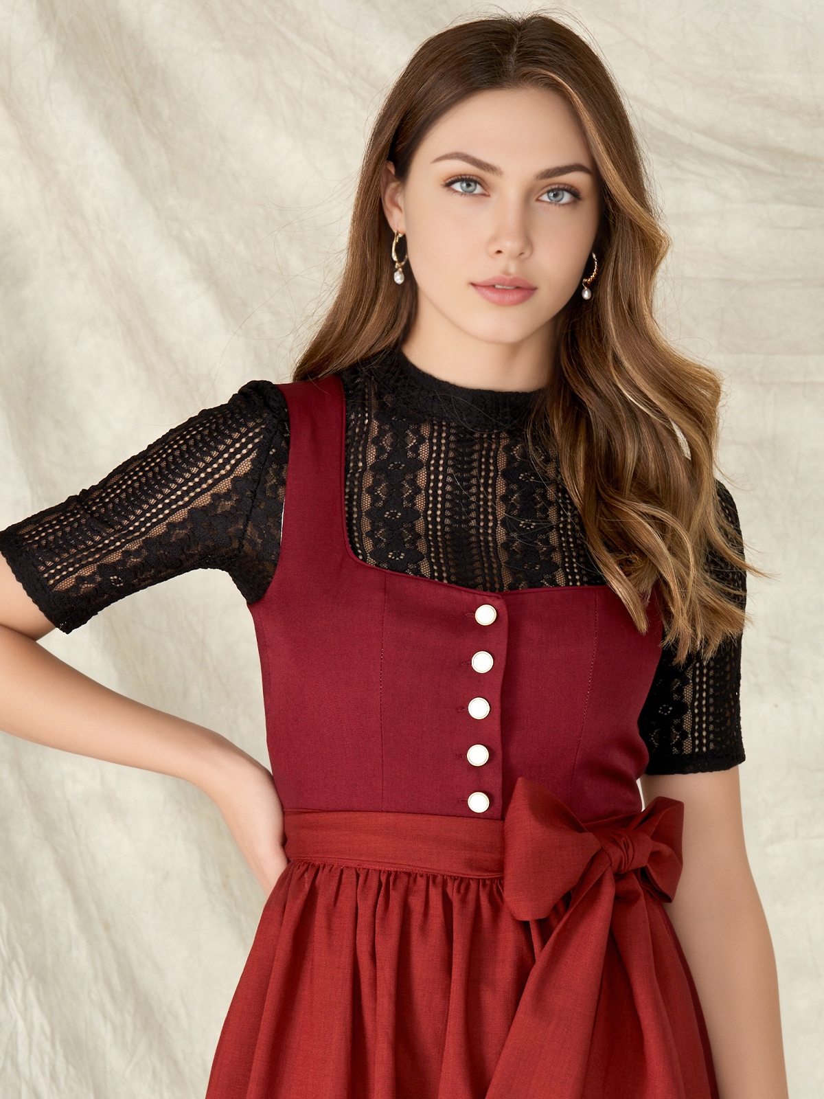 Dirndl in Rot mit beiger Bluse