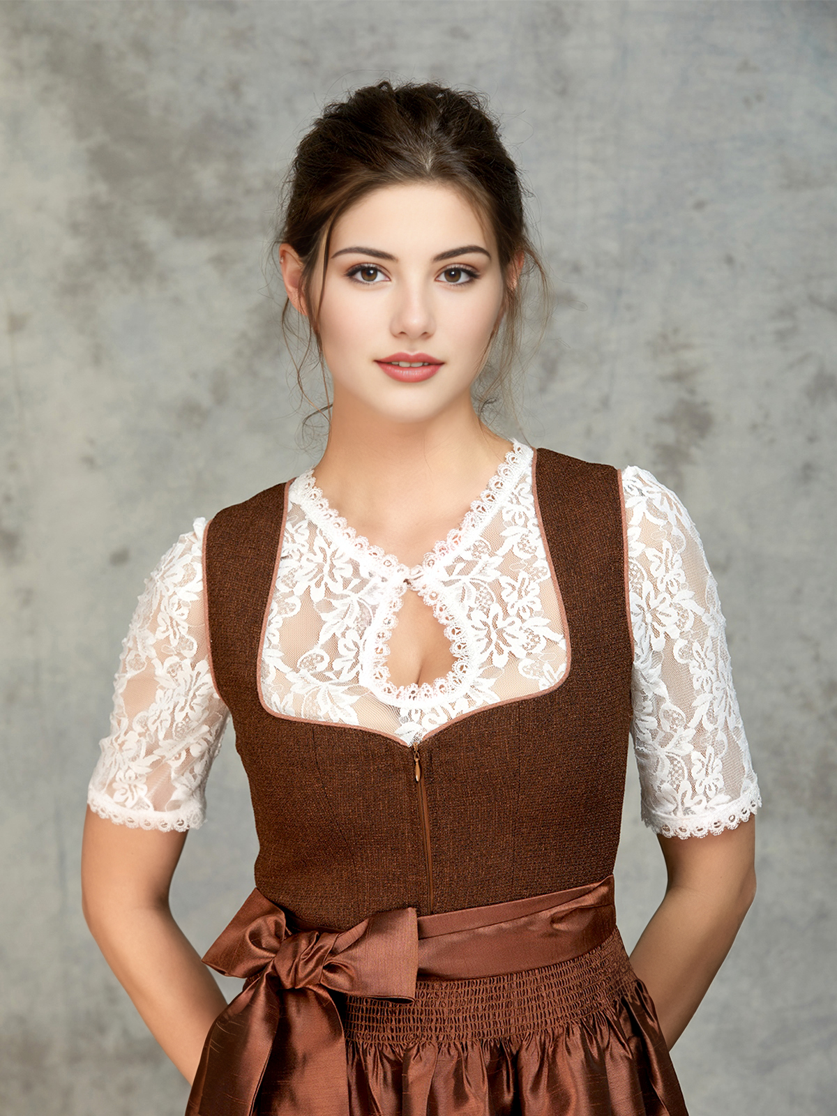Elegantes grünes Dirndl mit floralen Details