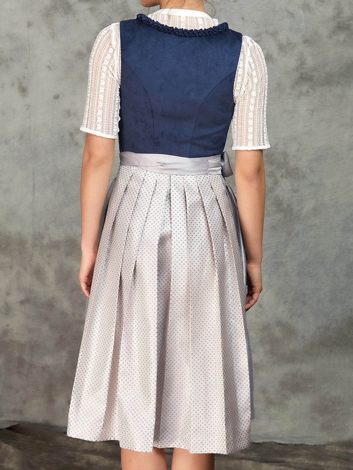 Elegantes weißes Dirndl mit blauer Schürze