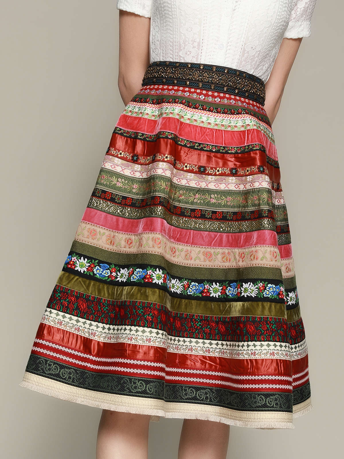 Ein grün rotes Dirndl mit floralen Details, perfekt für Festivals und Hochzeiten