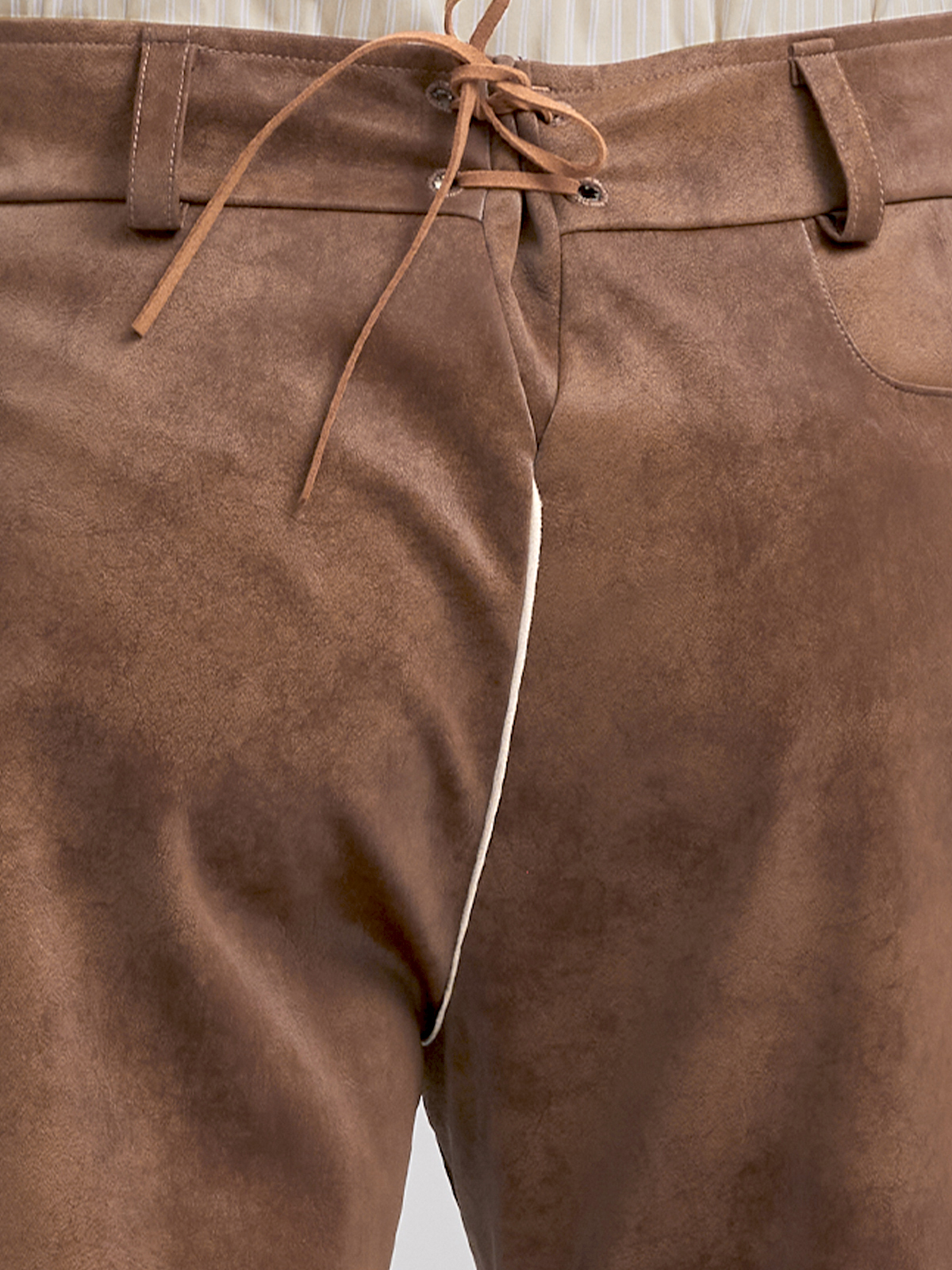 Schwarze Spitzen-Dirndlbluse mit Lederhosen