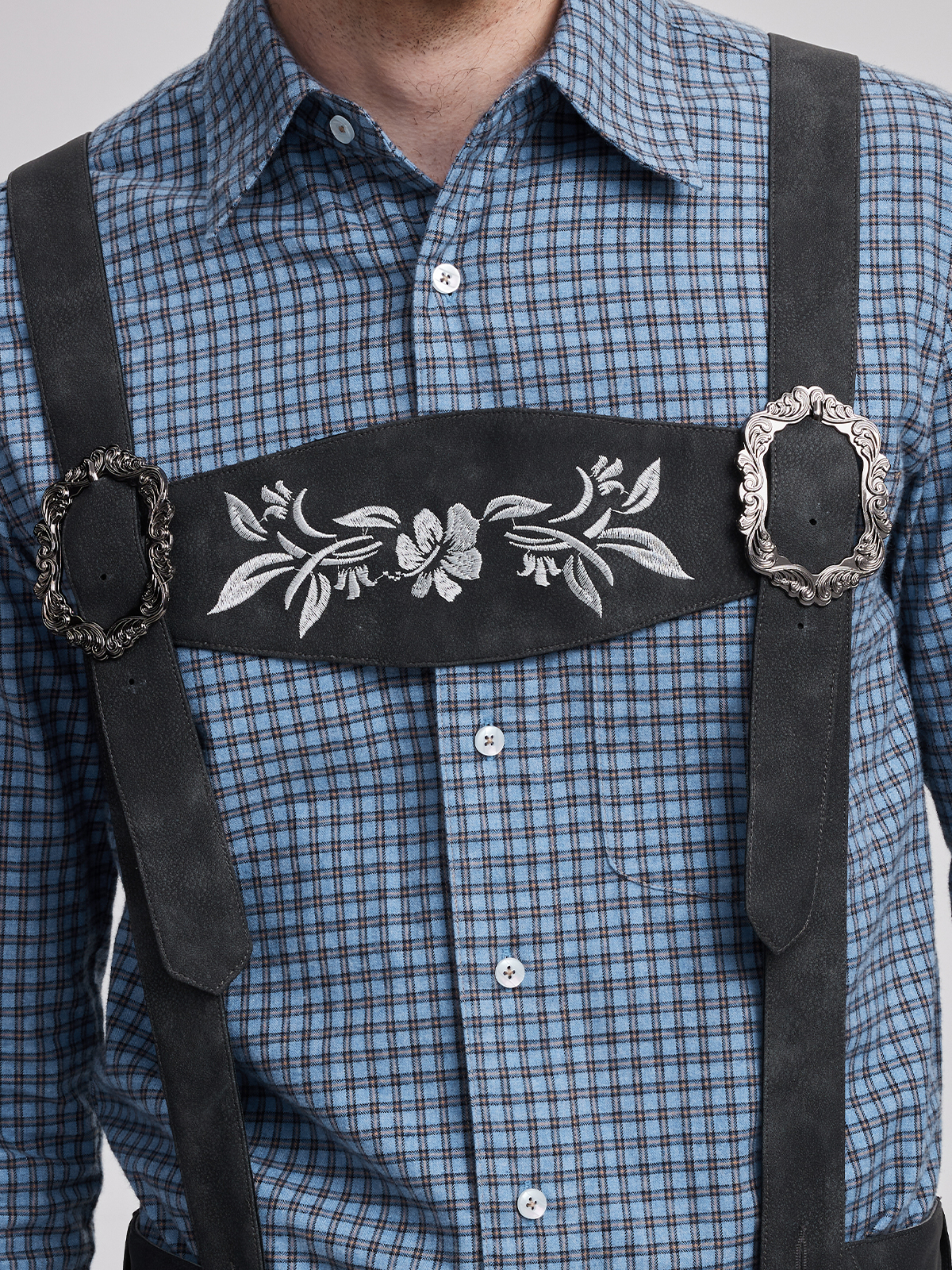 Modernes graues Dirndl mit femininem Schnitt