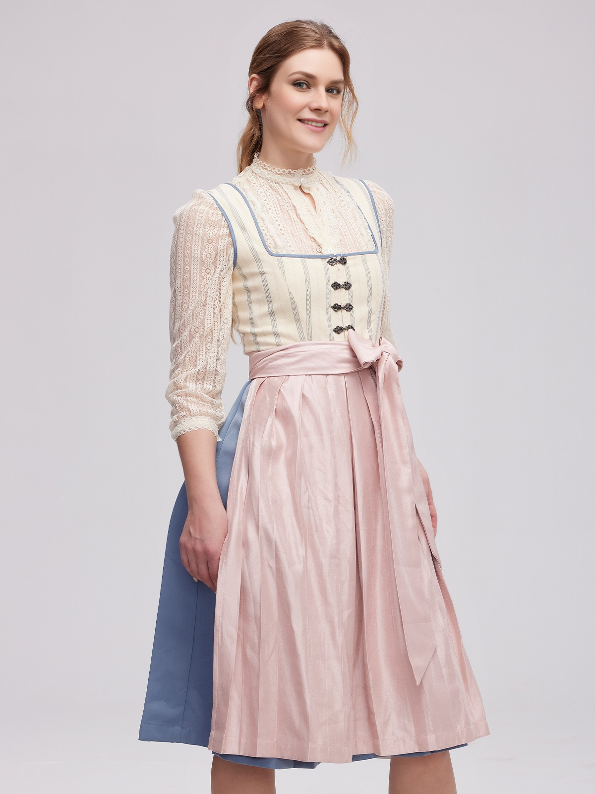 Modernes blaues Dirndl mit raffiniertem Schnitt