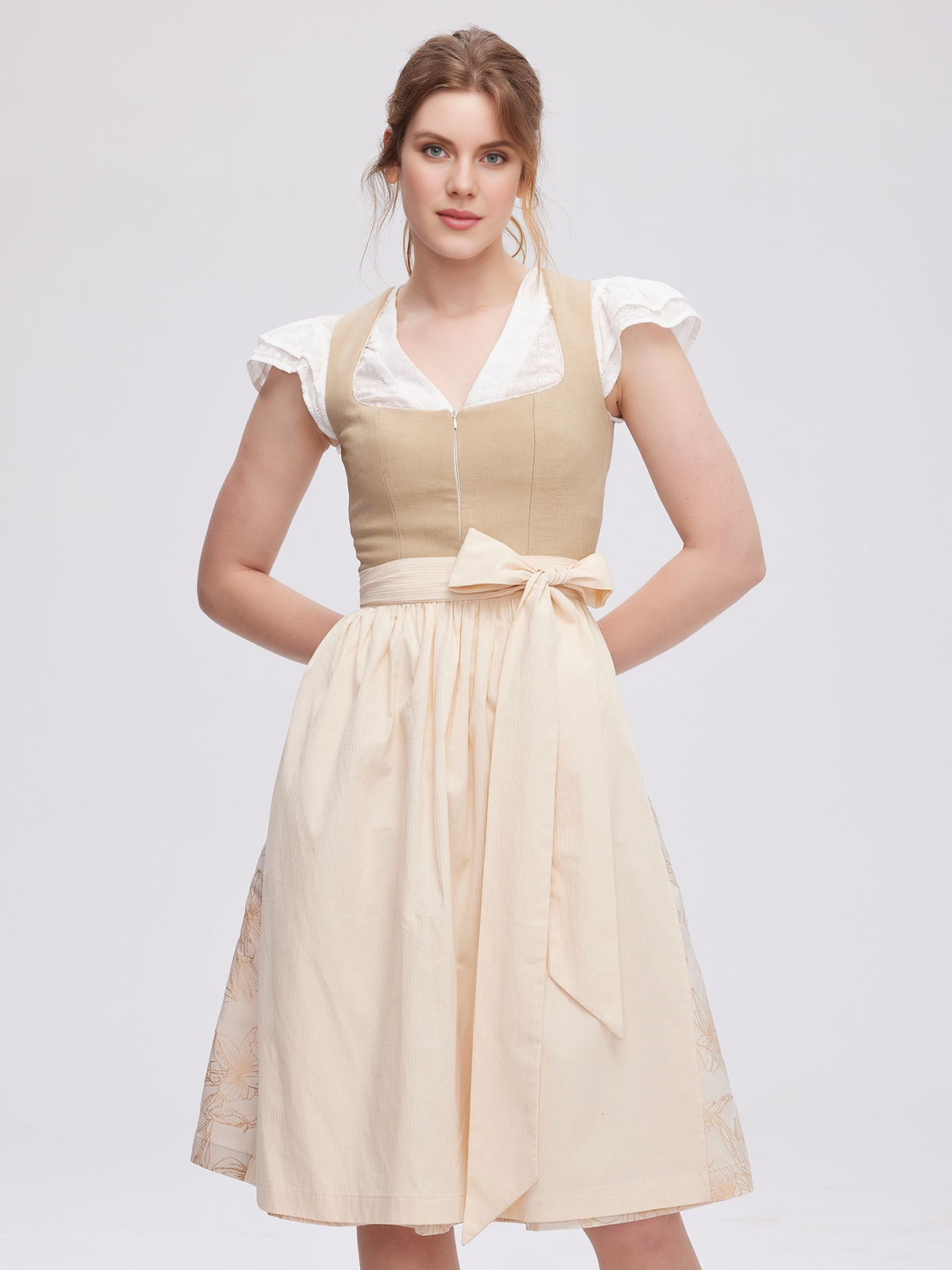 Dirndl in Braun mit grünen Akzenten