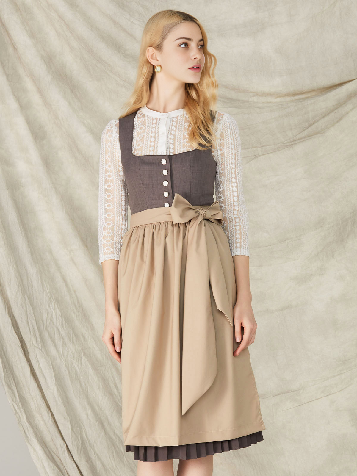 Dirndl in Grau – eine elegante Alternative