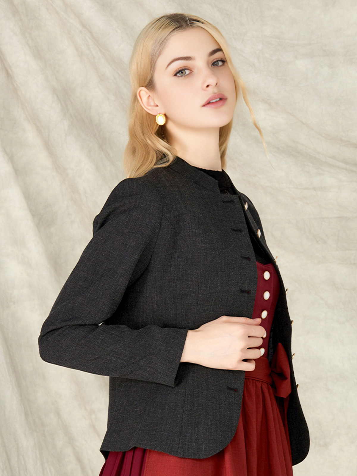 Modernes rotes Dirndl mit schwarzer Jacke