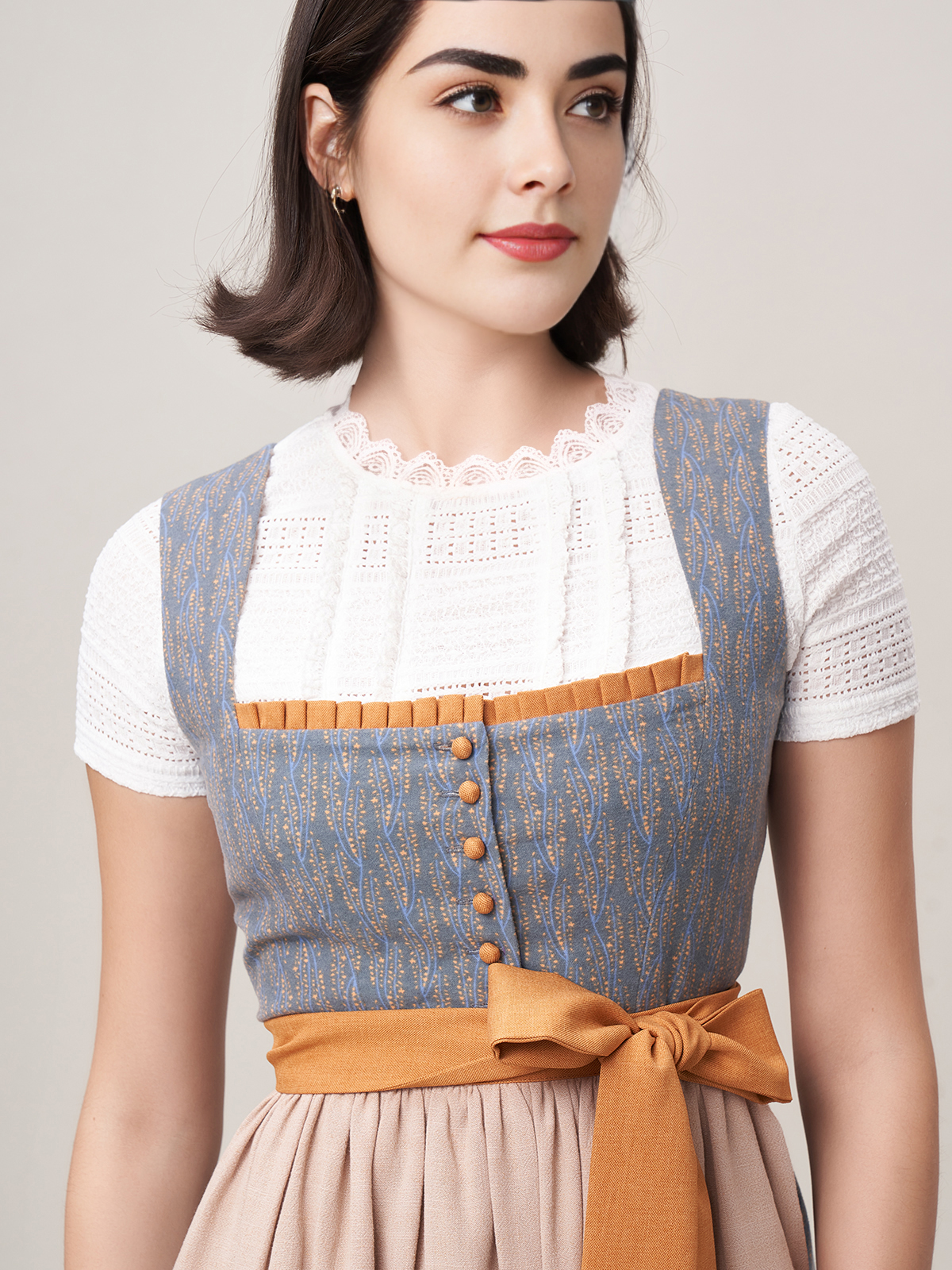 Elegantes blaues Dirndl mit traditionellem Muster