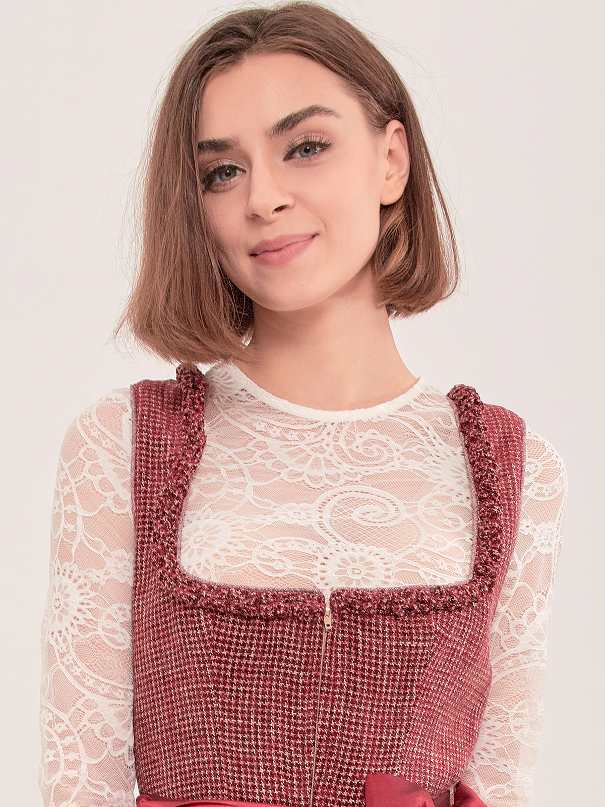 Schwarzes Dirndl mit eleganter Schürze