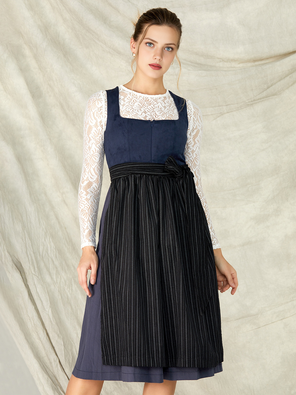 Modernes Dirndl in Blau