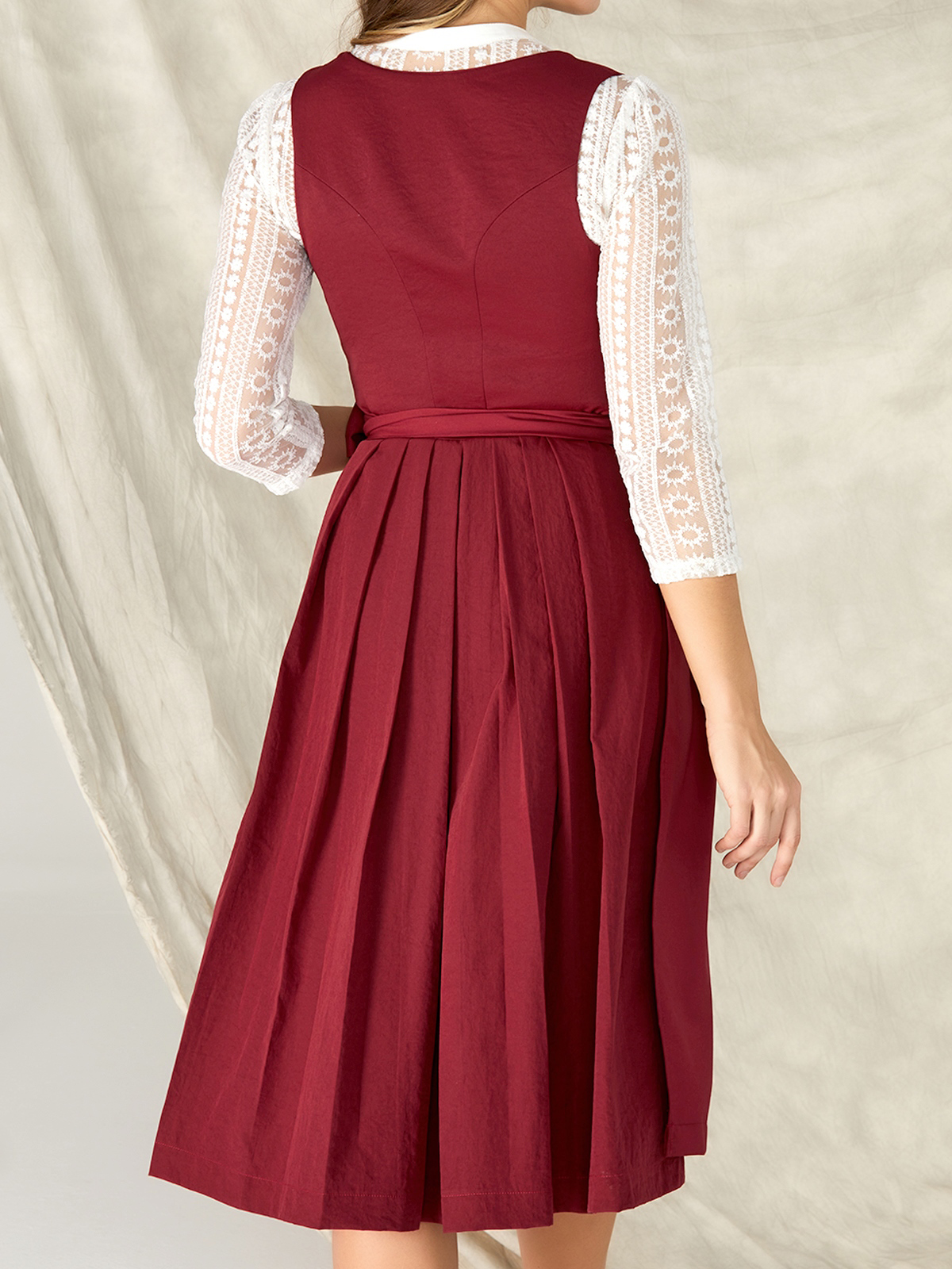 Modernes Dirndl in Rot – stilvoll und zeitgemäß