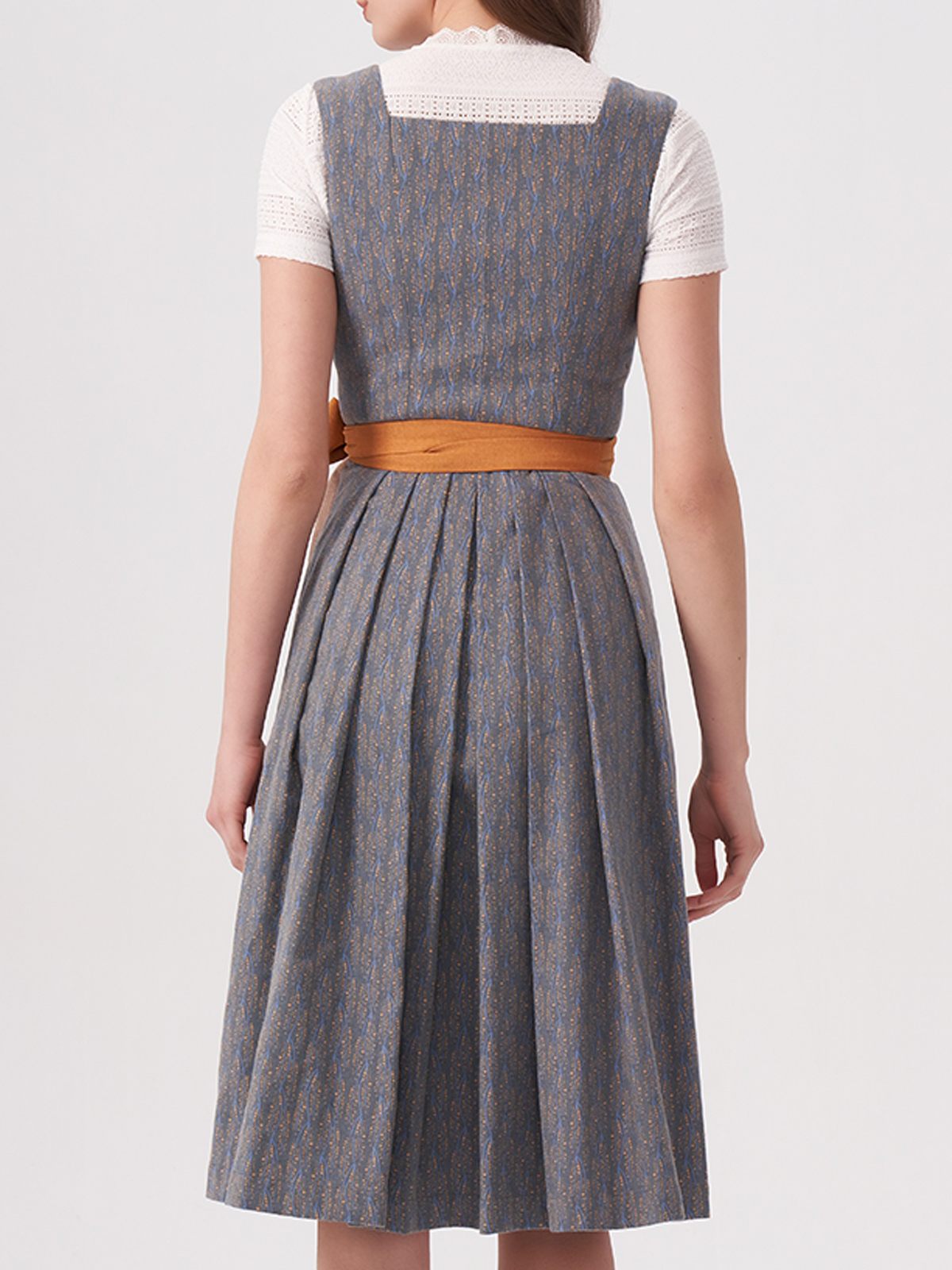 Dirndl in Blau mit schwarzer Bluse