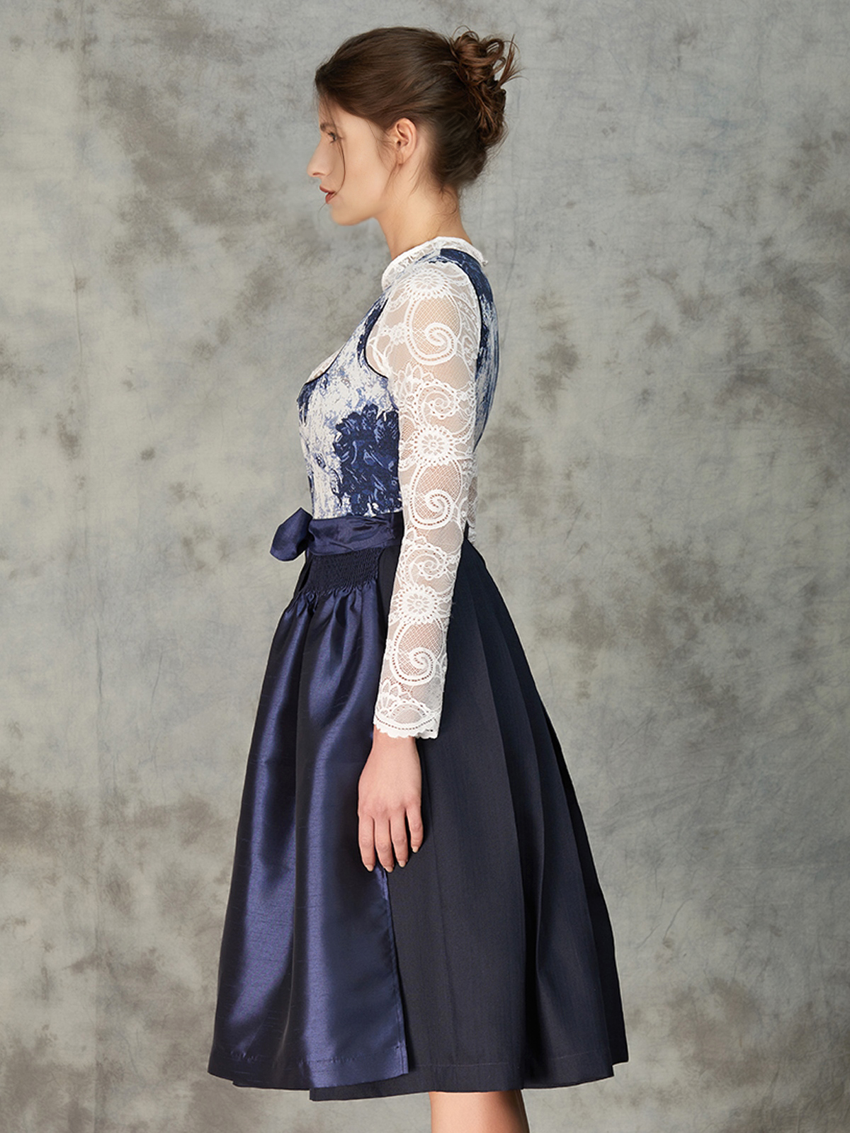 Modernes Dirndl in Blau mit Spitzenbody