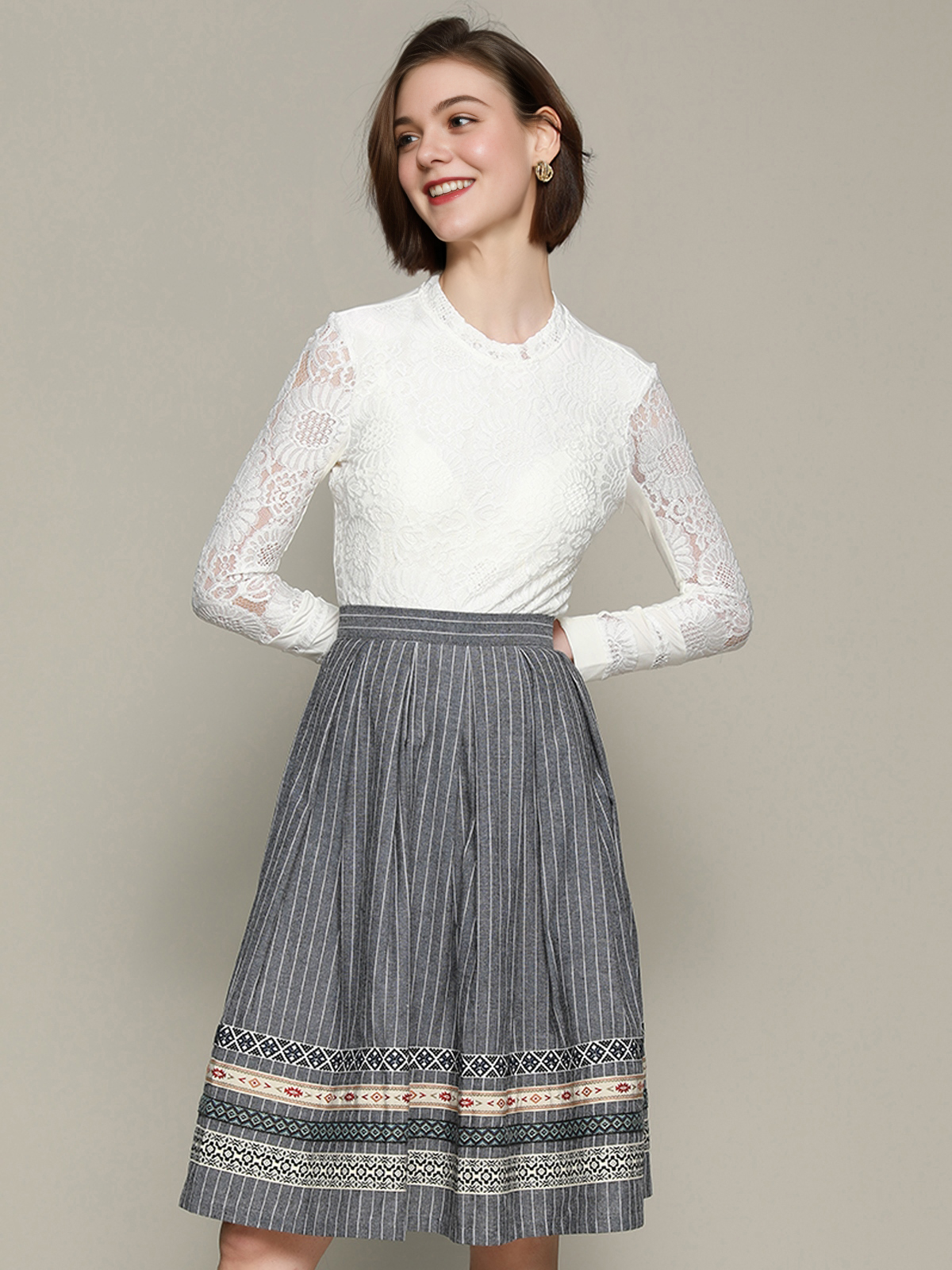 Moderne Dirndlbluse in Weiß