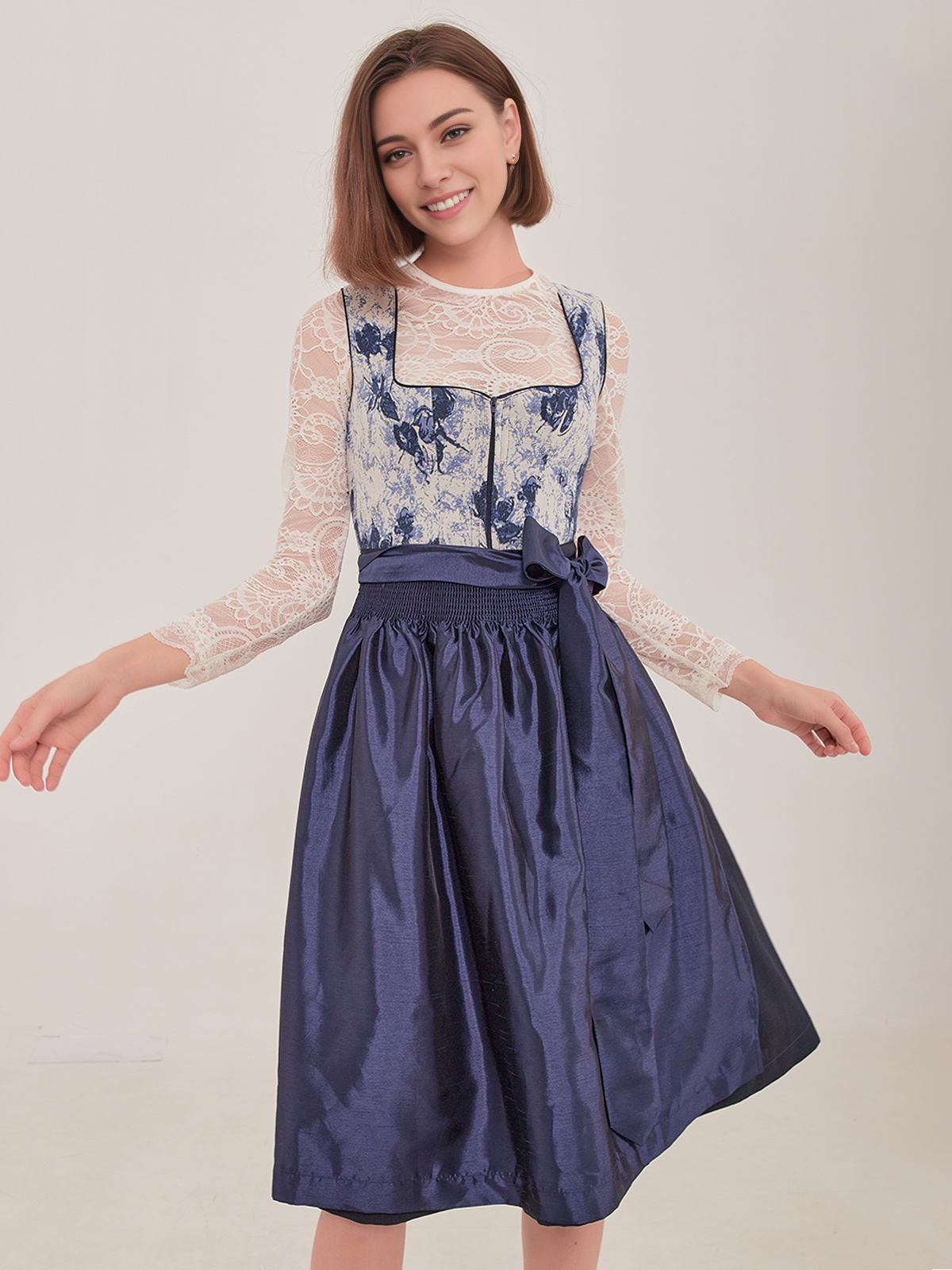 Schwarzer Dirndl mit blauer Schürze