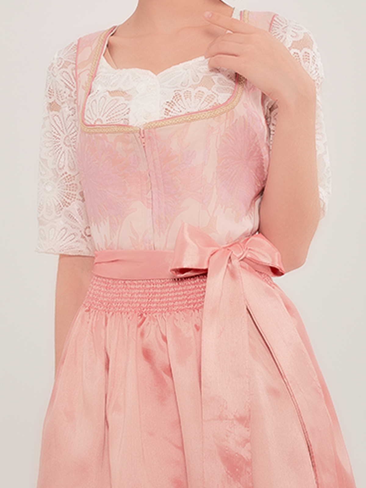 Dirndl Bluse Lila in einem romantischen Look