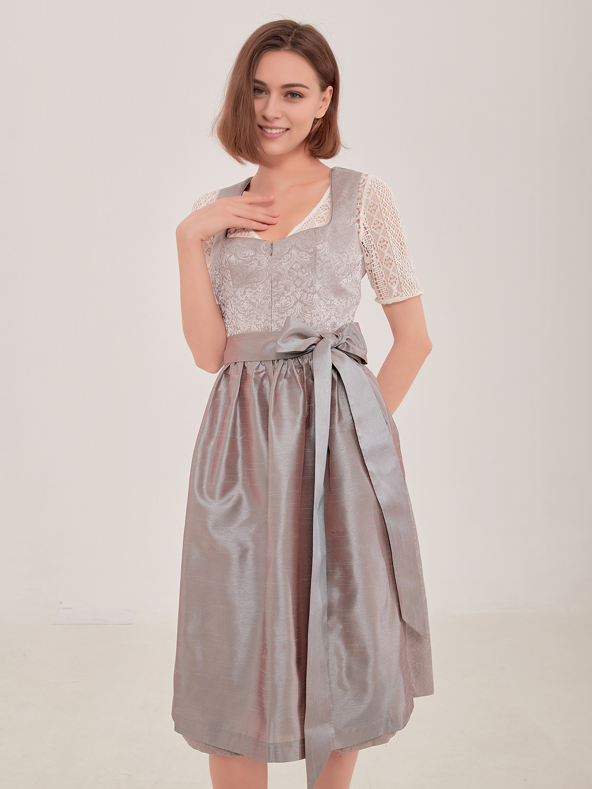 Elegantes hellgraues Dirndl mit floralen Details