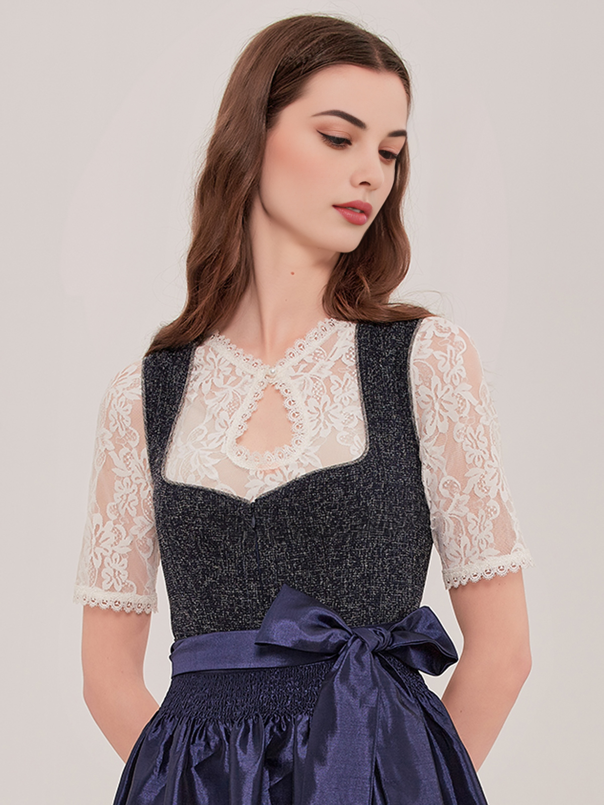 Ein blaues Kurzarm Dirndl mit floralen Details – perfekt für festliche Anlässe