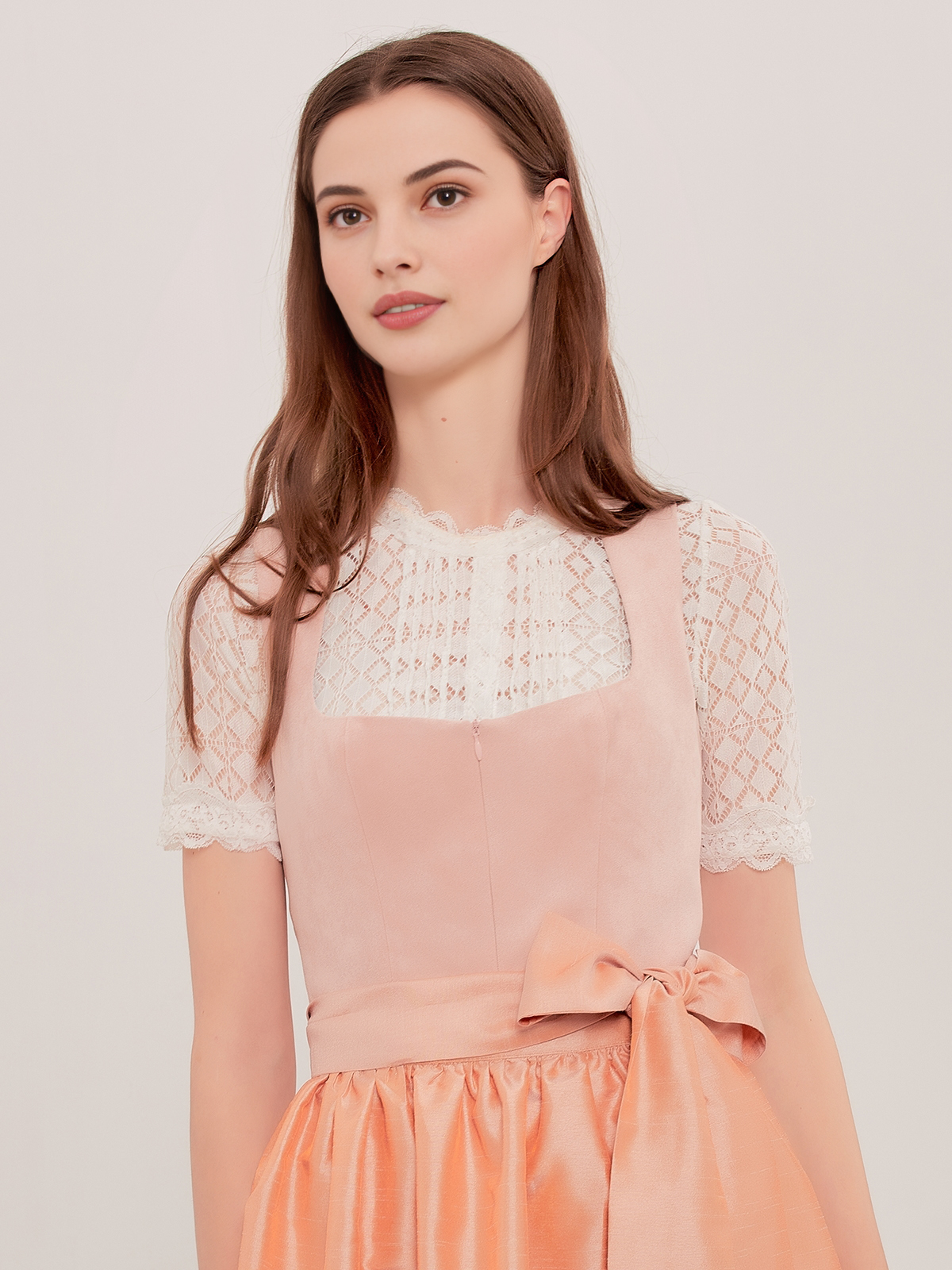 Dirndl Rosa Schwarz – ein moderner Klassiker