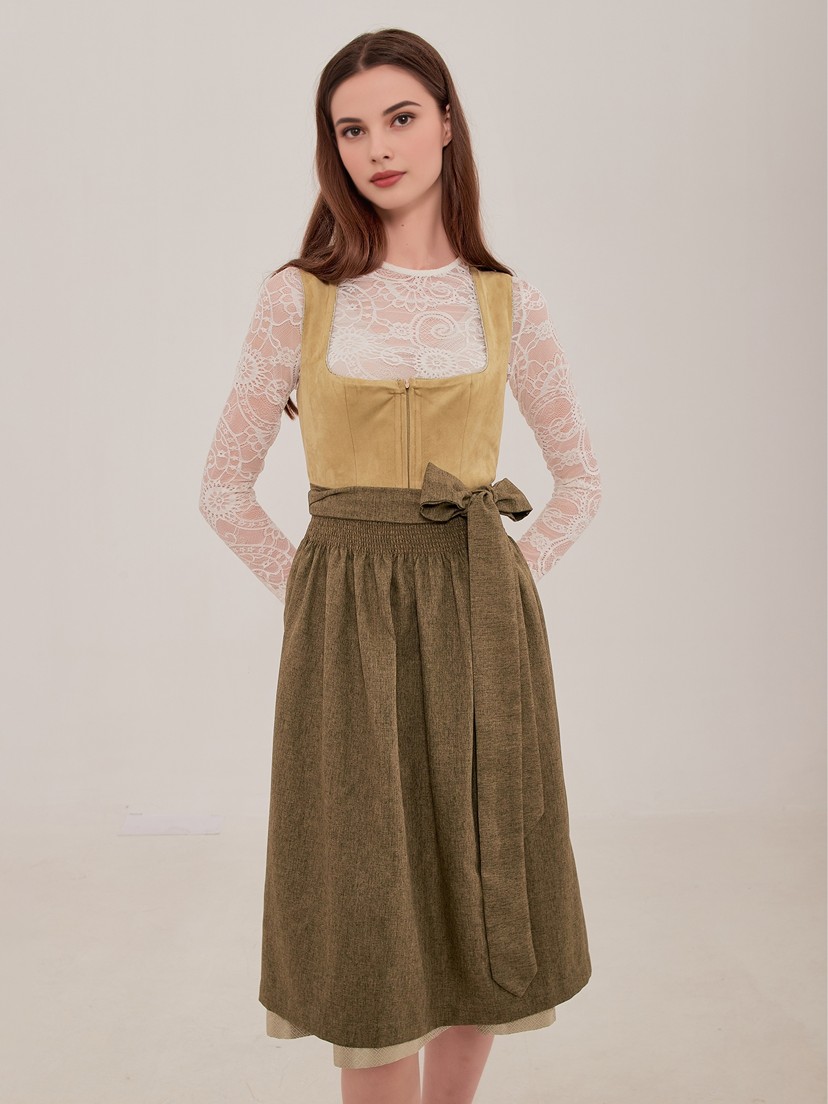 Modernes pink Dirndl mit floralen Details