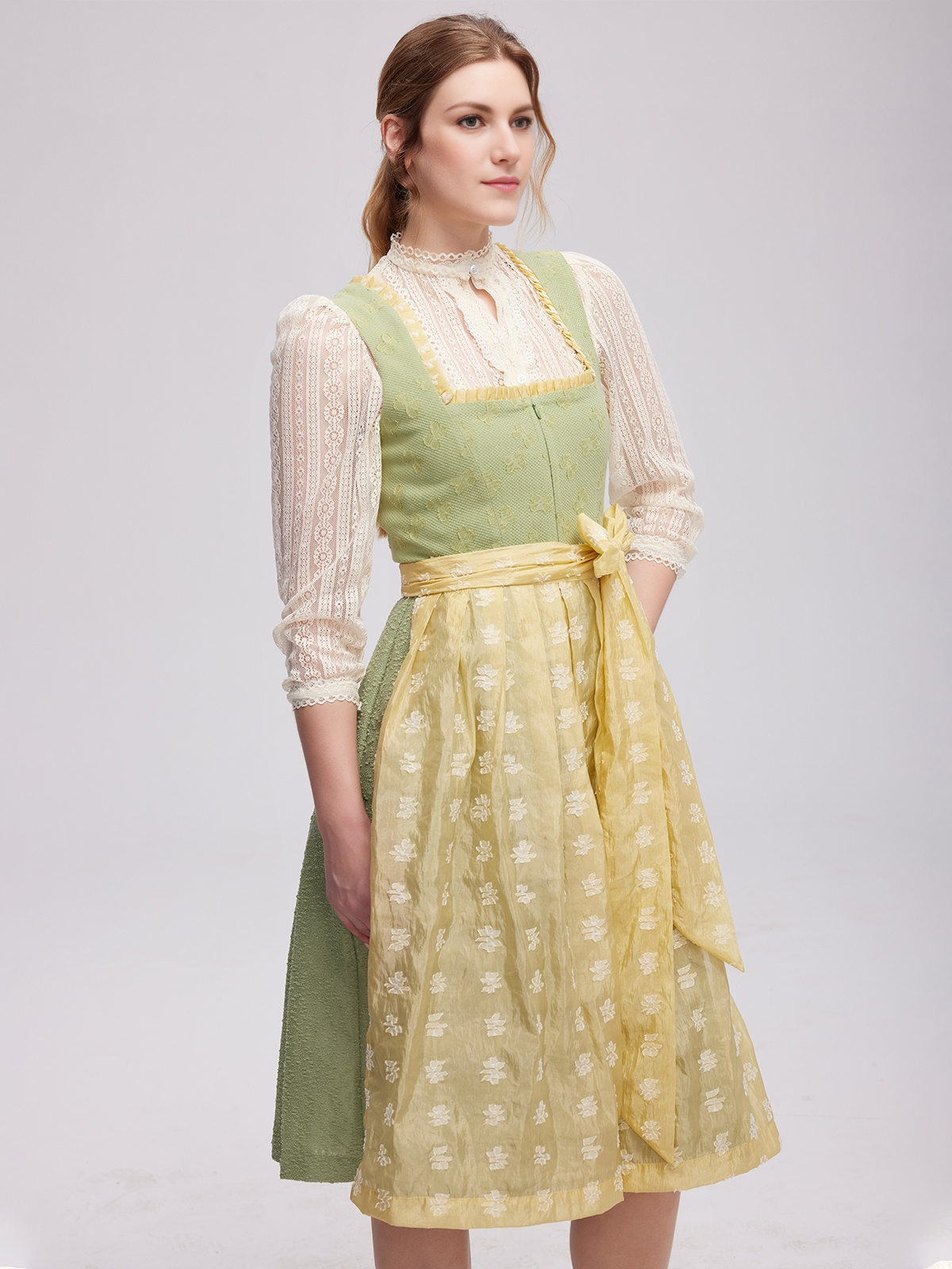 Ein dunkelblaues Samt-Dirndl mit modernem Schnitt