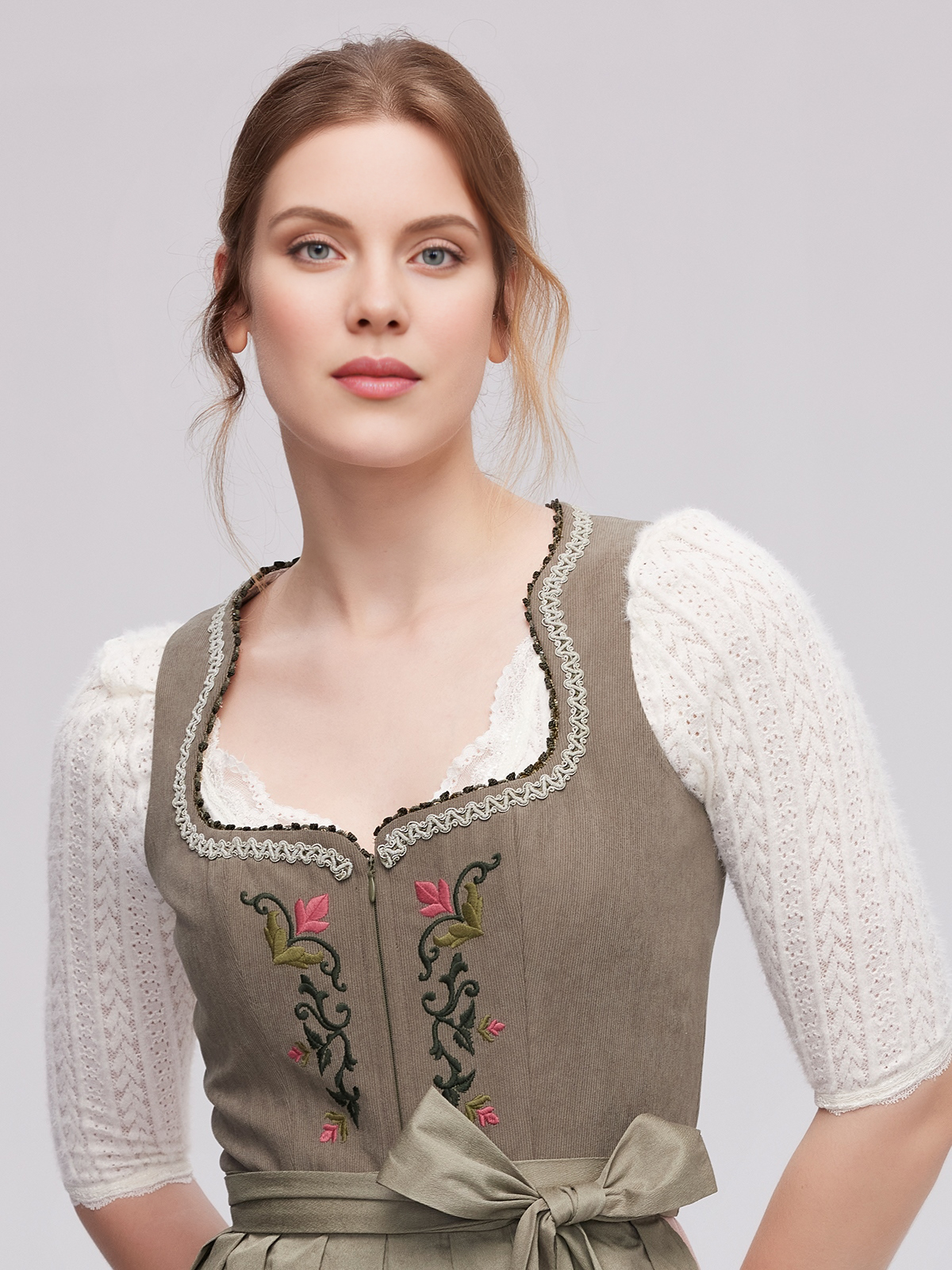 Modernes Dirndl Blau mit schlanker Silhouette