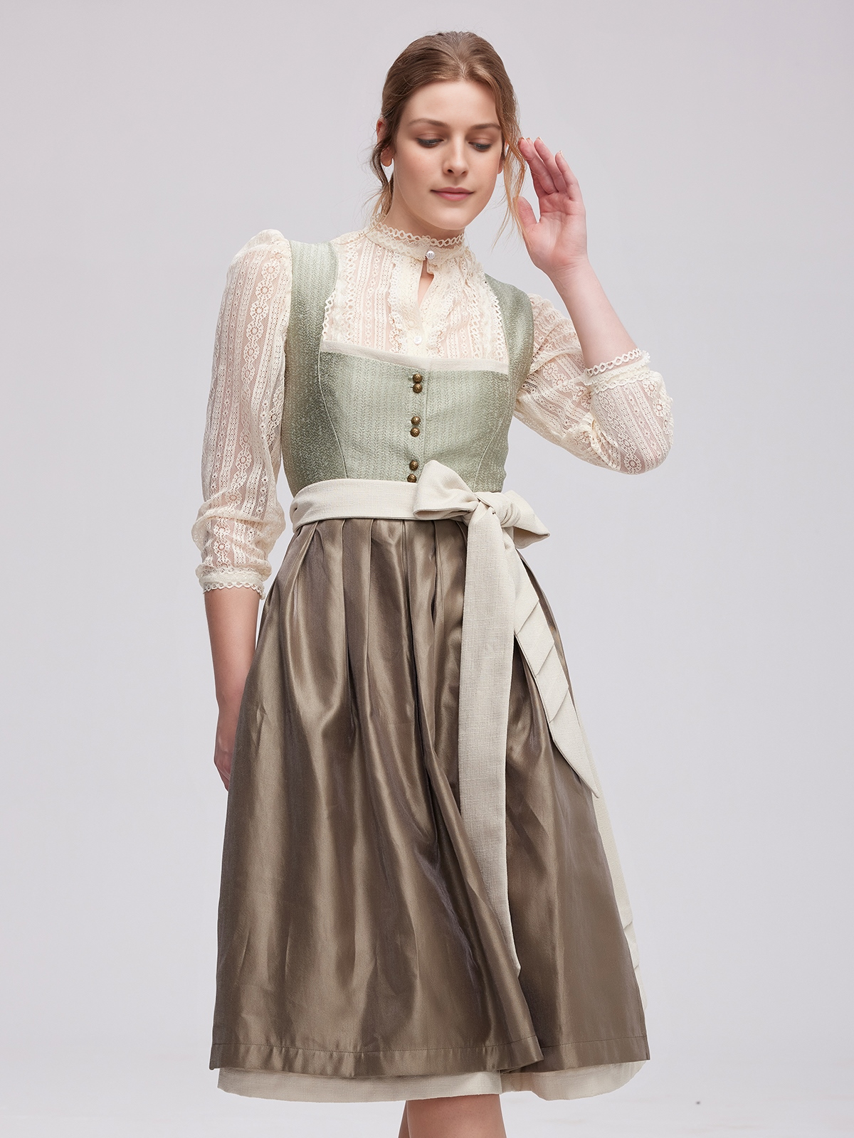 Dirndl in Grün mit hochgeschlossener kurzärmliger Bluse