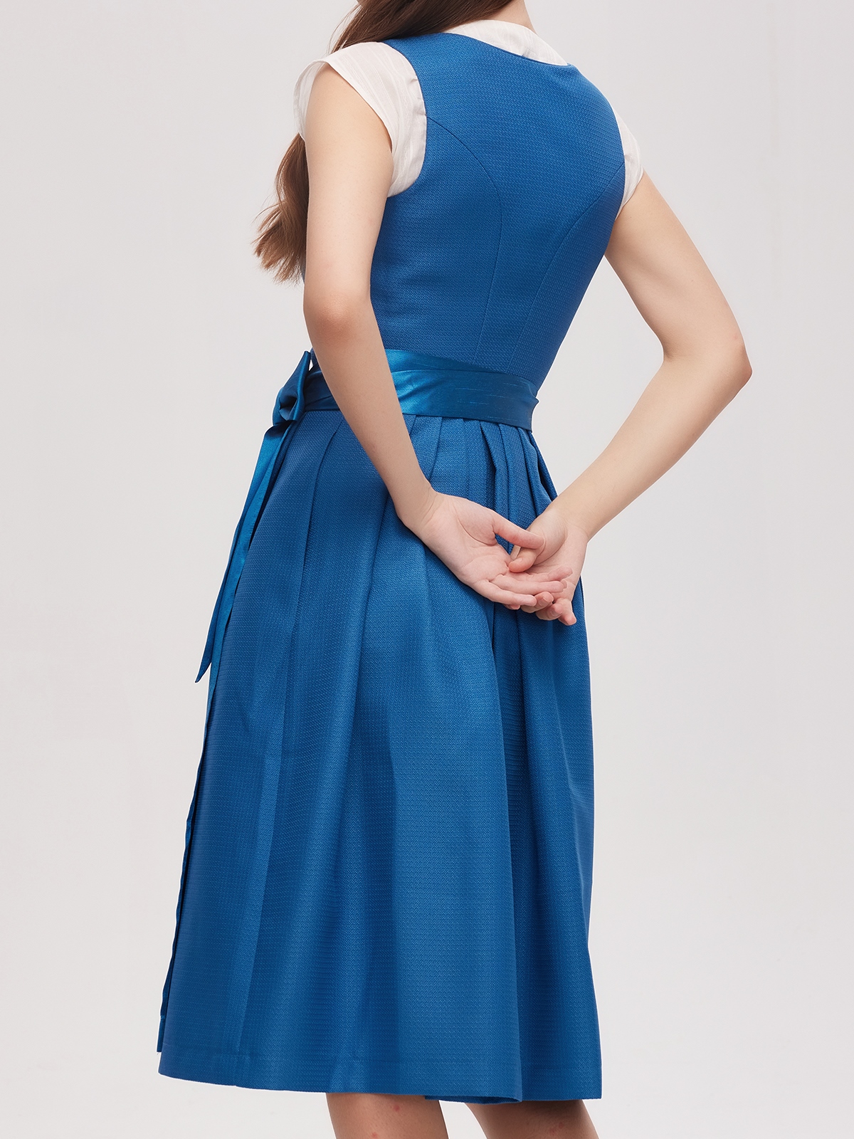 Blaues Samt Dirndl – Elegant und modern
