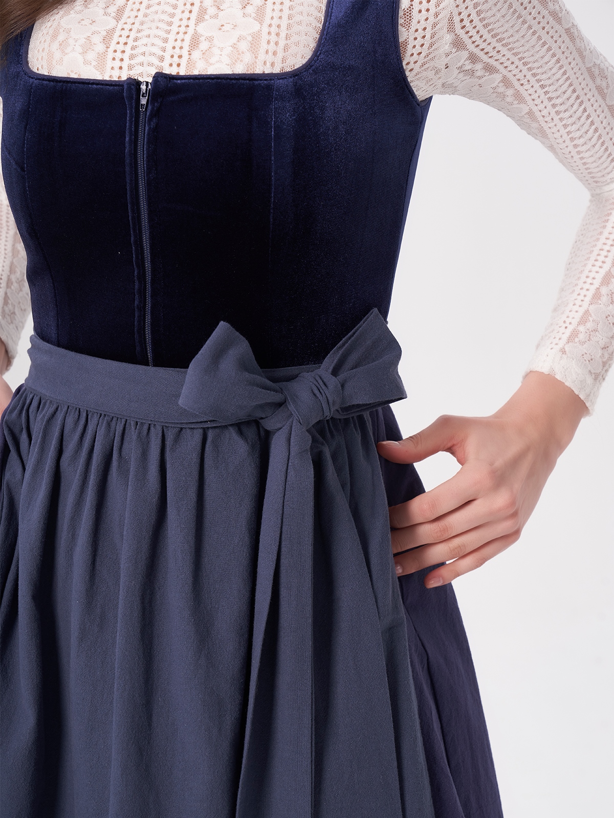 Dirndl Dunkel Grün mit eleganter Stickerei