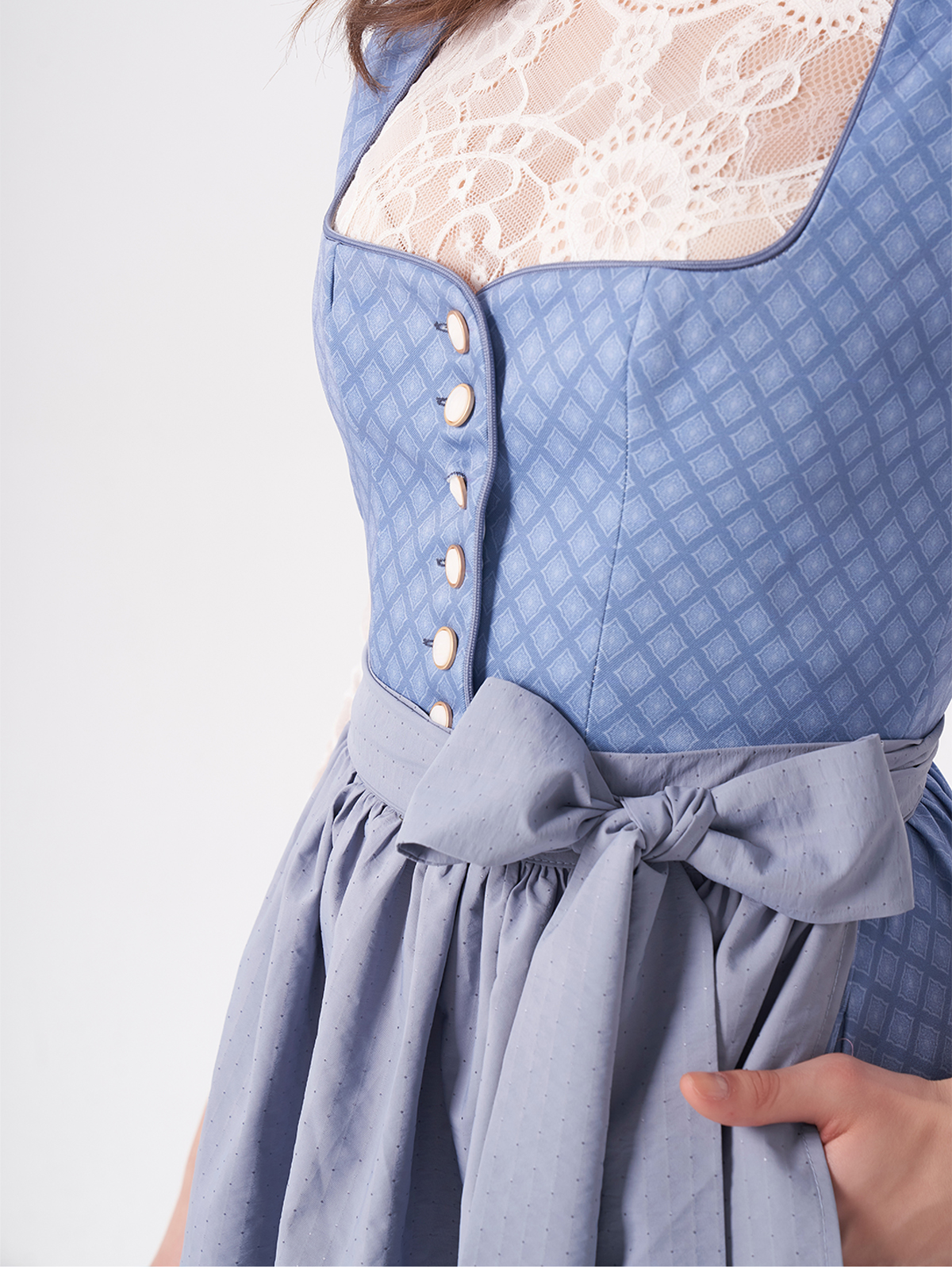 Modernes Dirndl in Blau mit figurbetonter Silhouette