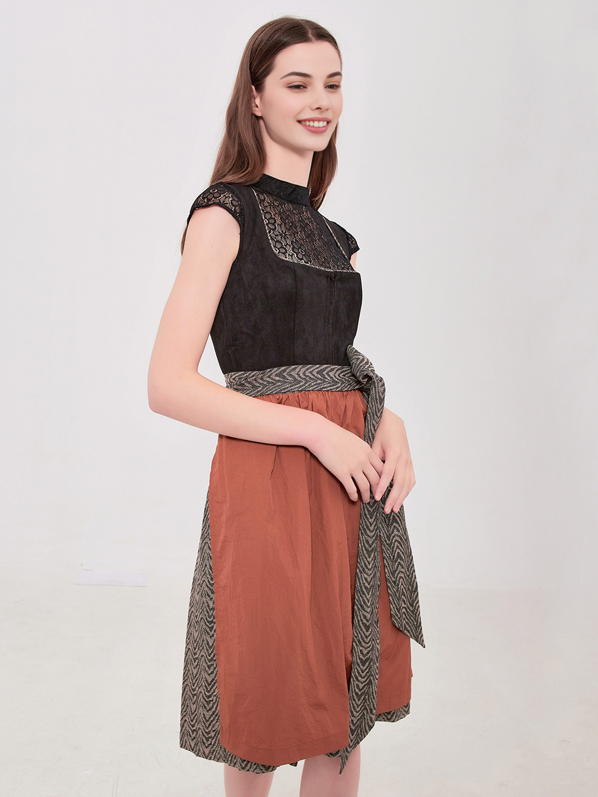 Traditionelles blaues Dirndl mit feinen Details