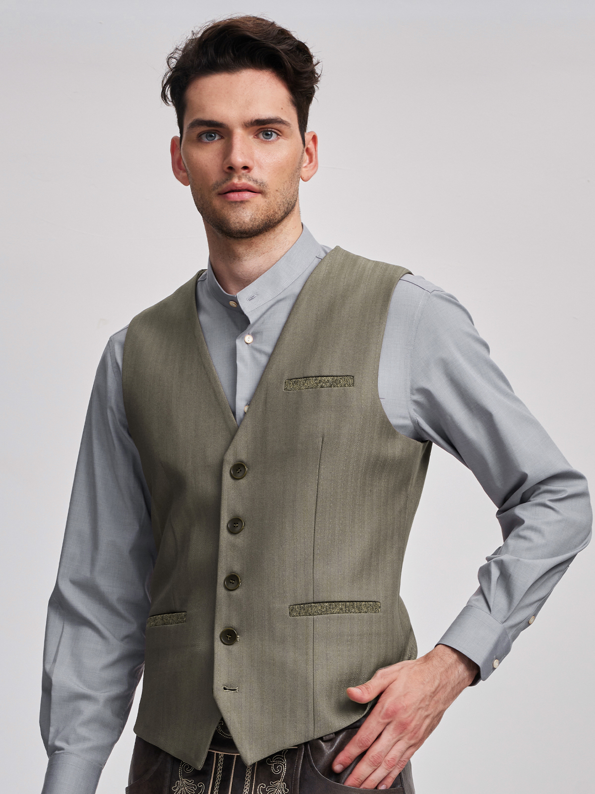 Modernes Dirndl in Braun mit schmalem Schnitt