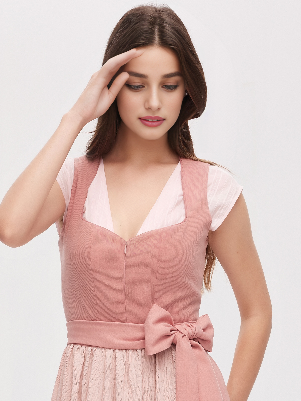 Ein rosa Dirndl mit floralen Akzenten – perfekt für Festivals und Hochzeiten