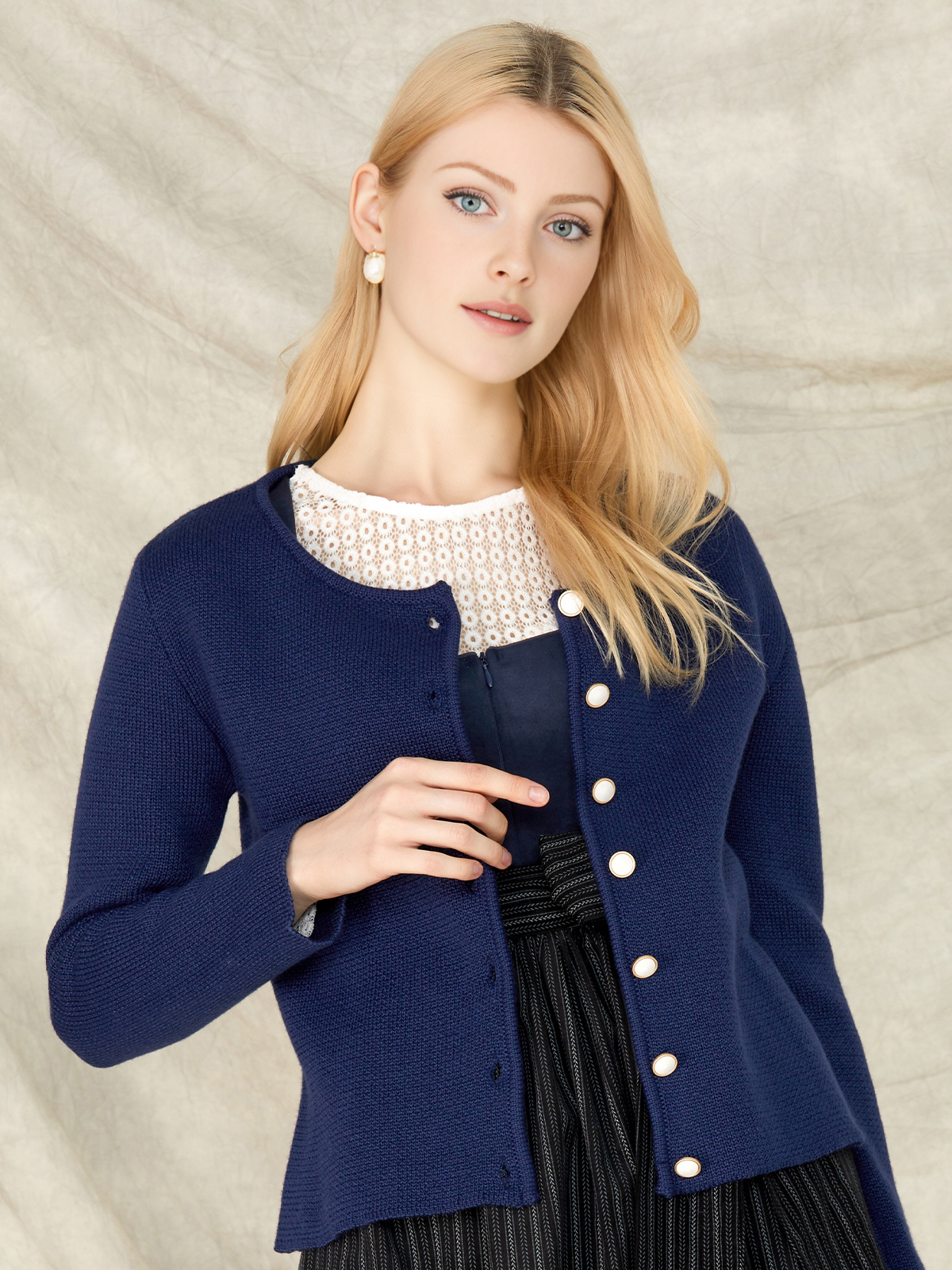 Ein elegantes blaues Dirndl mit raffinierten Details