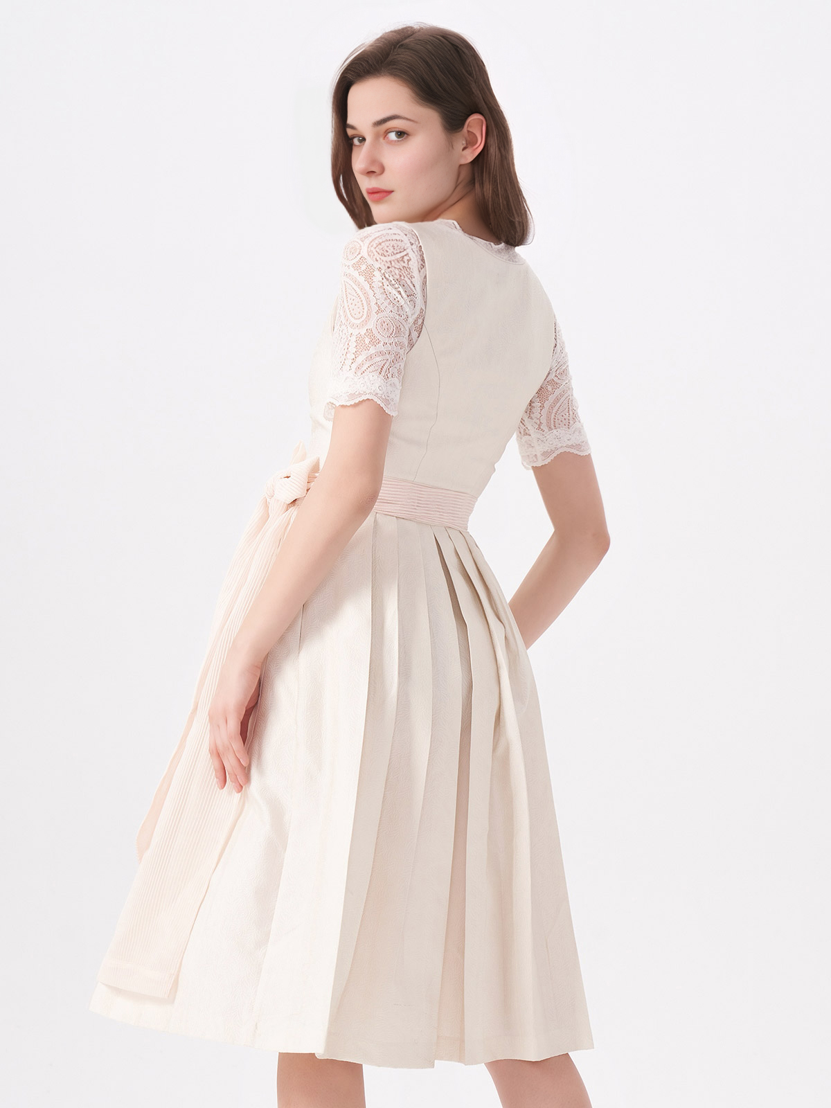 Ein elegantes Samt Dirndl in Beige, perfekt für festliche Anlässe