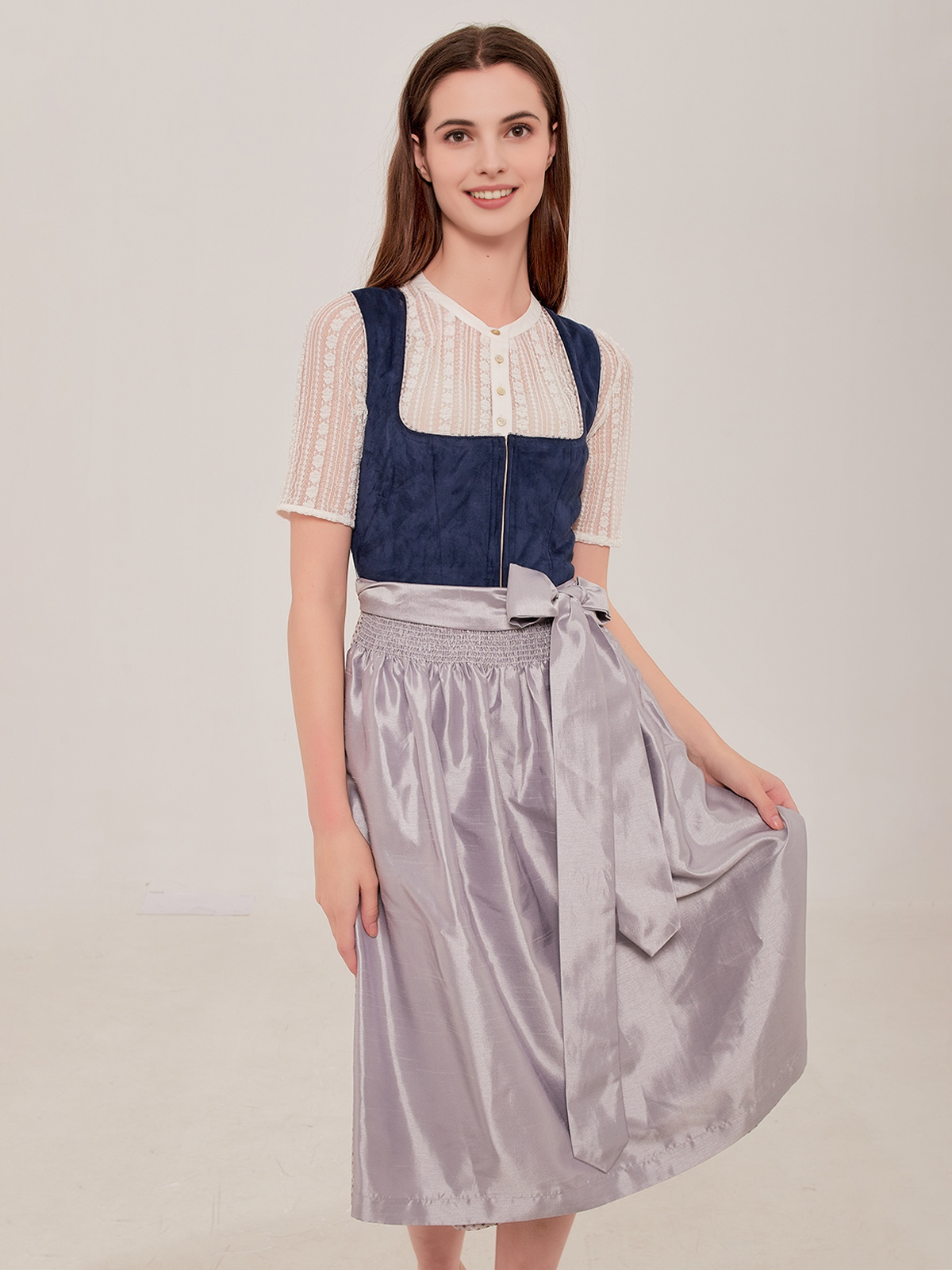 Grünes Samt Dirndl mit traditioneller Bluse und passendem Schuhwerk