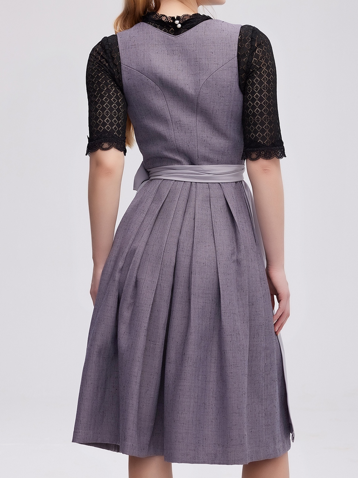 Braunes Dirndl mit grauer Schürze