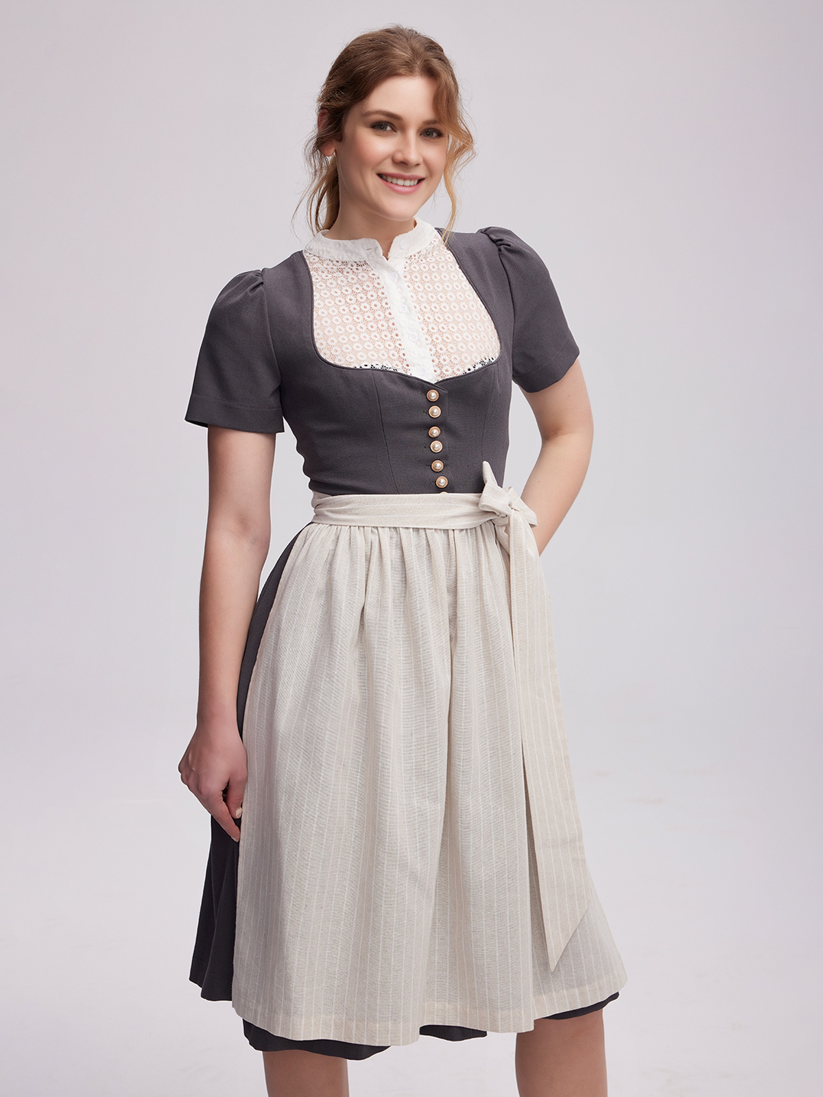 Graues Dirndl mit modernem Schnitt