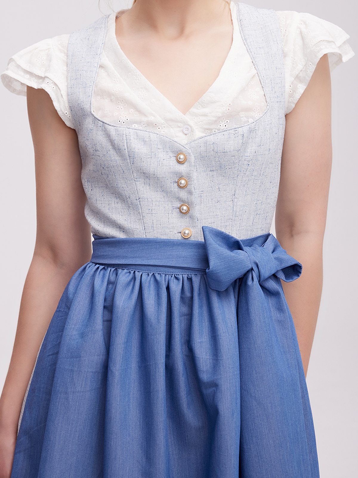 Ein elegantes dunkelblaues Samt-Dirndl mit feinen Stickereien